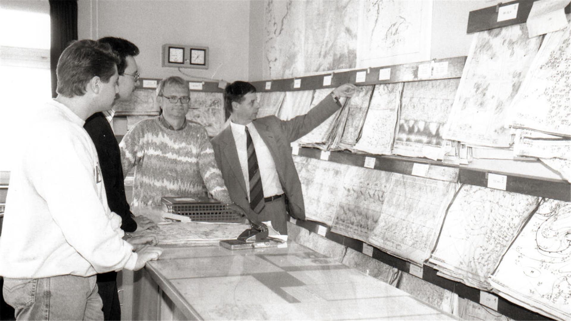 Bernd Albrecht (rechts) und sein Team bei einem Pressetermin (vermutlich in den 90ern) in der Geophysikalischen Beratungsstelle.