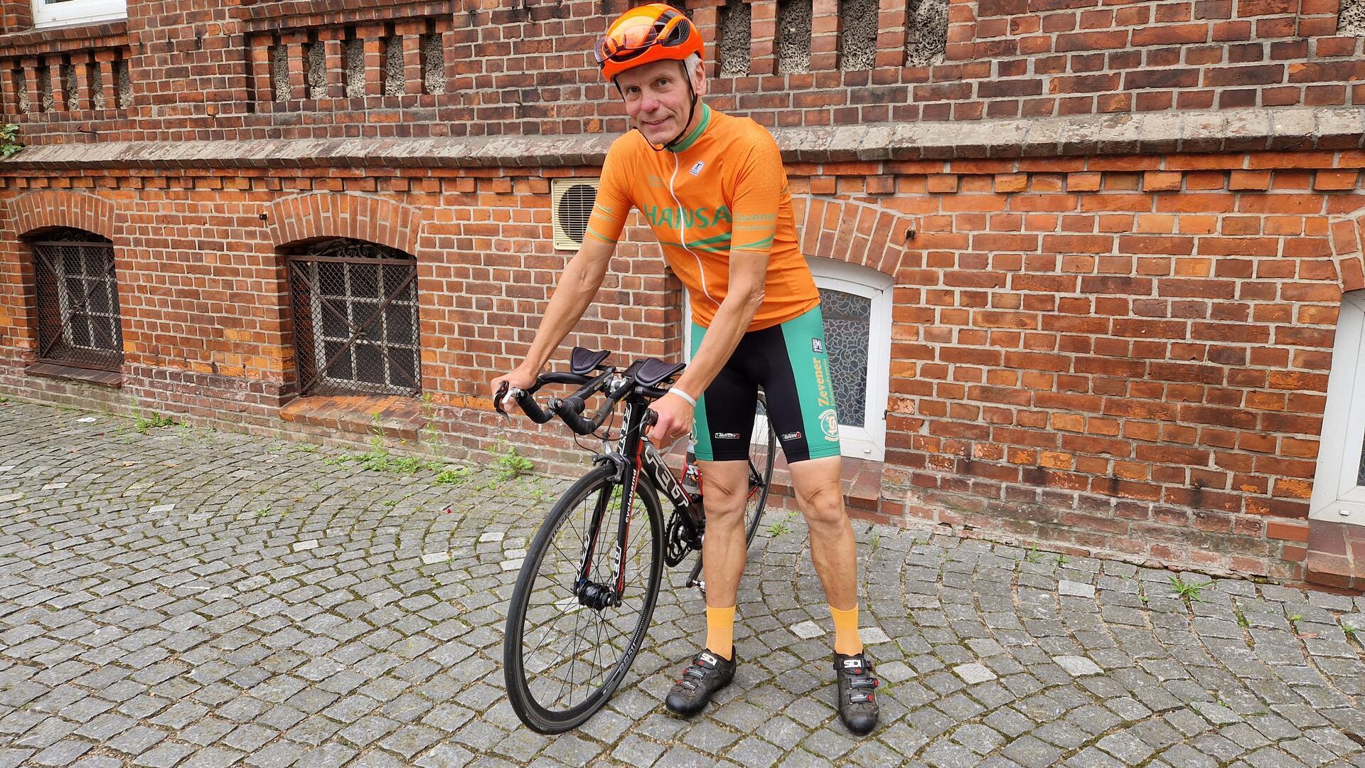 Ein Mann mit einem Rennrad.