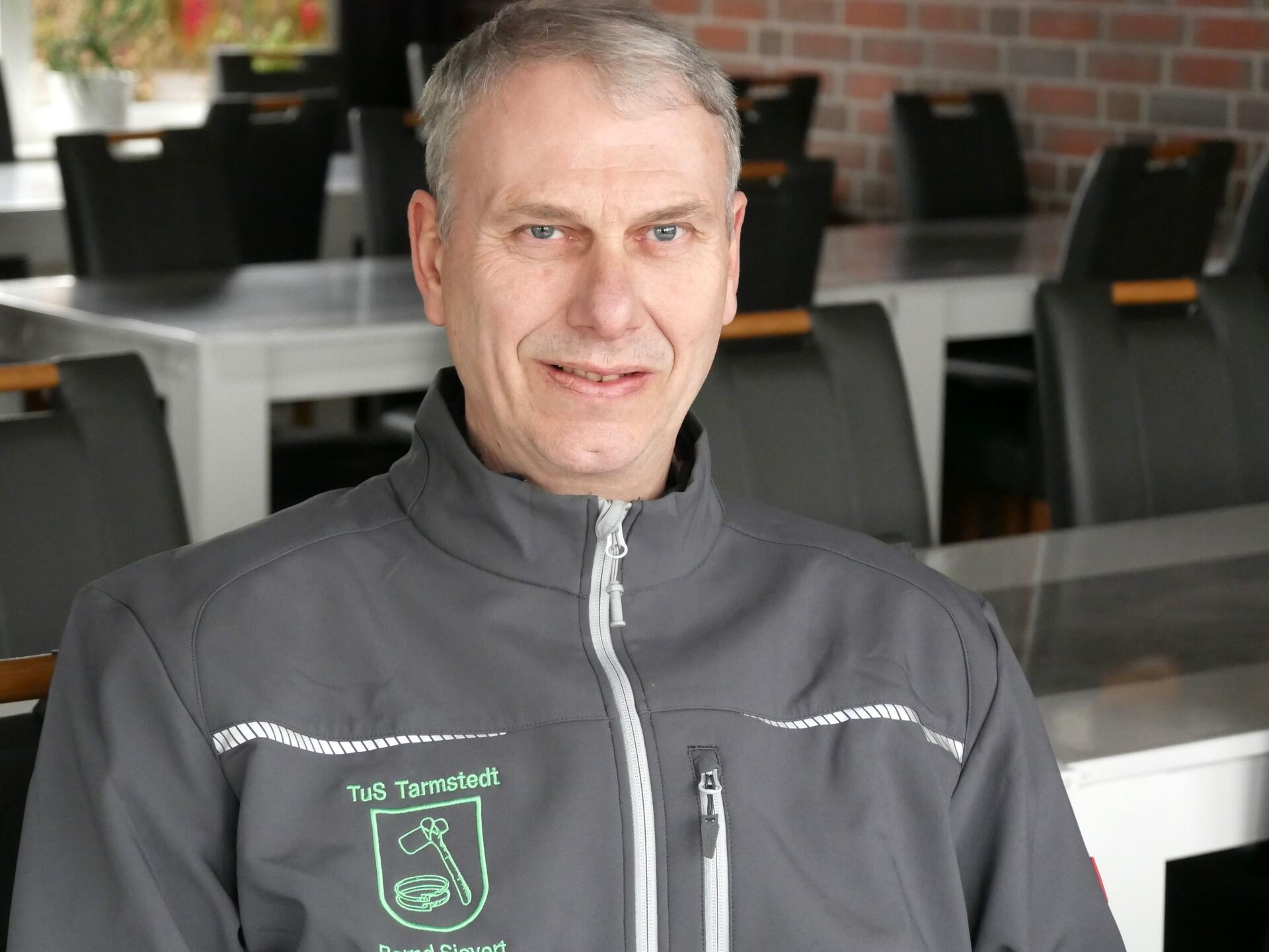 Bernd Sievert blickt in die Kamera. Der 60-Jährige ist Tarmstedter durch und durch und setzt sich für seine Gemeinde ein. Dafür bekommt er jetzt das Bundesverdienstkreuz.