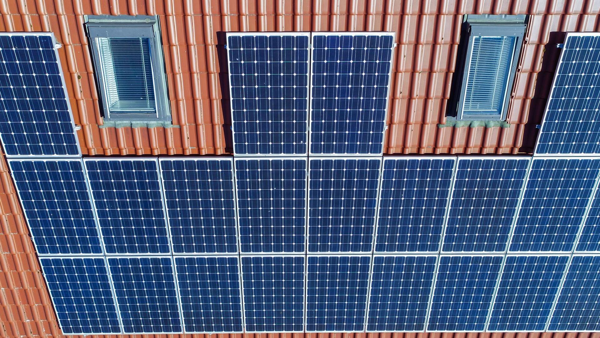  Eine Photovoltaikanlage ist auf einem Eigenheim angebracht 