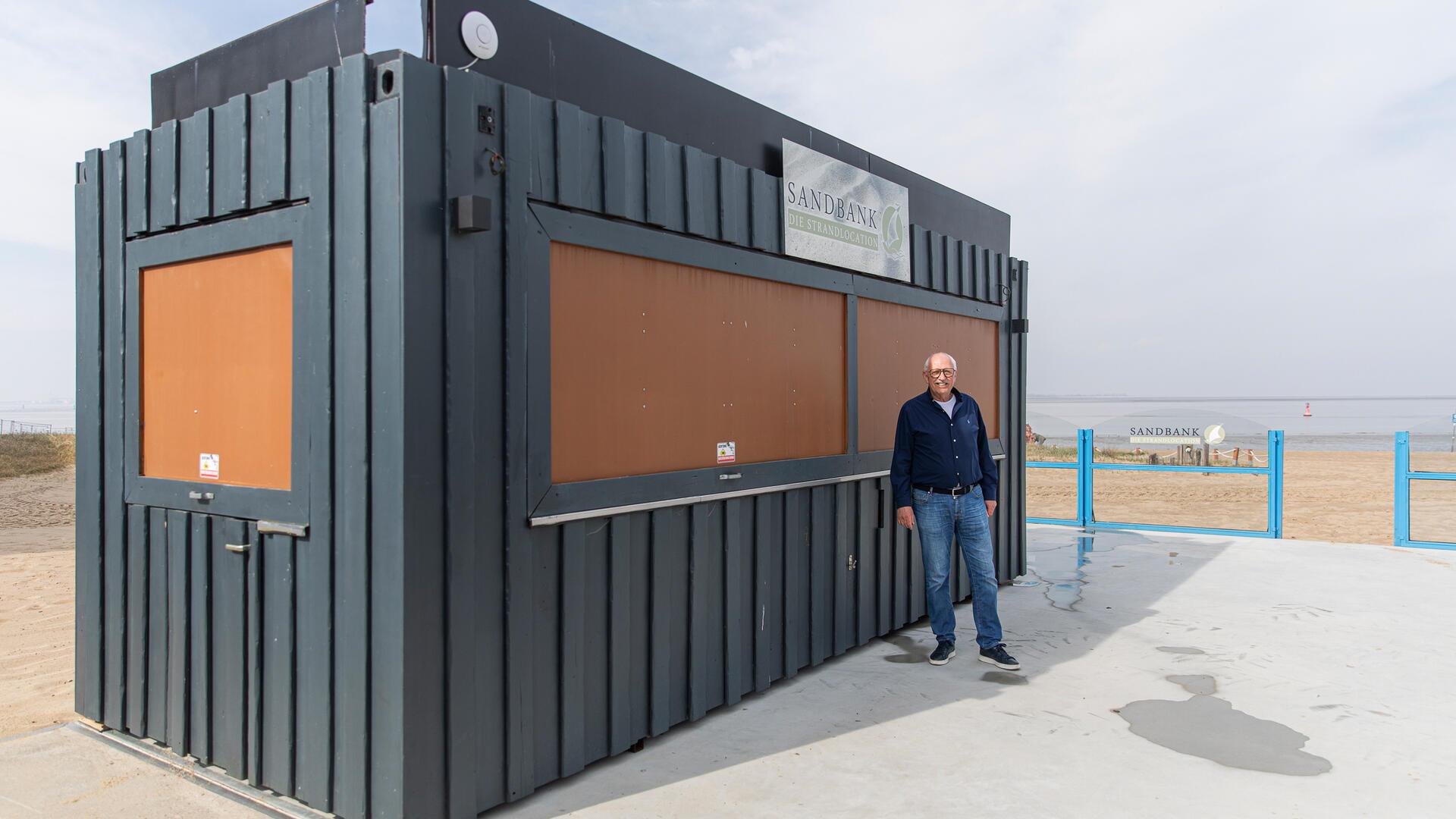 Bernhard Venhofen vor der Sandbank – Strandbadgäste werden jetzt auch von hier bewirtet.