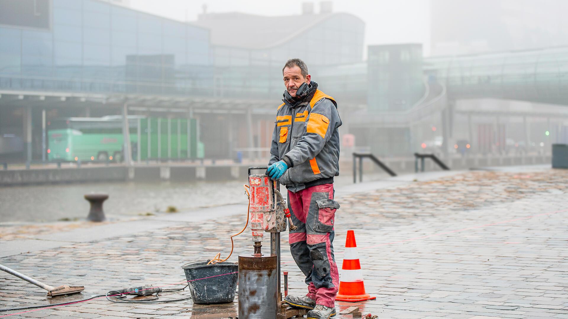 Berthold von der Firma Gerdes GmbH führt am Hafen Kernbohrungen durch, um die Grundlage für einen Schutzzaun zu schaffen.