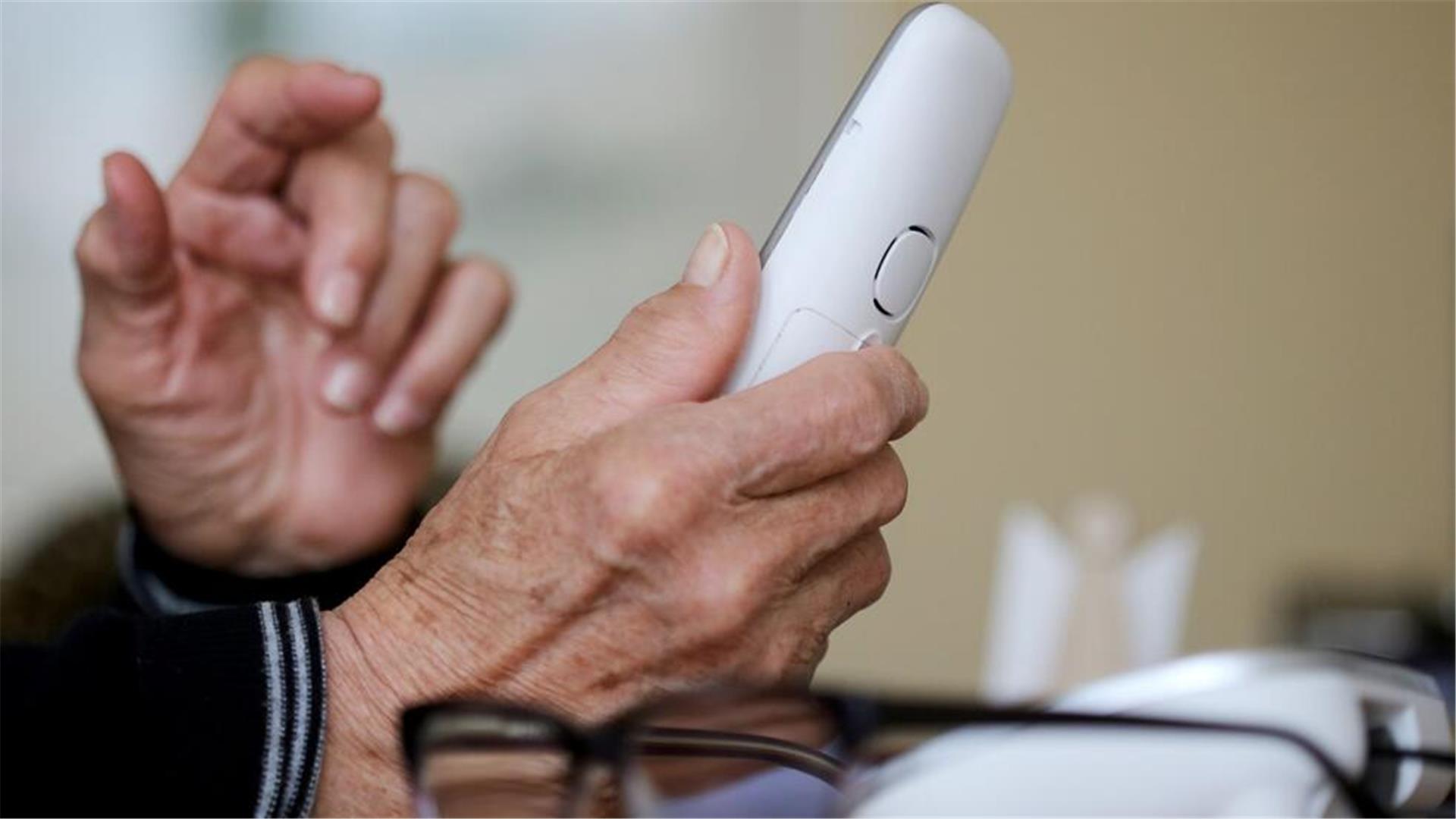 Eine Hand hält ein Telefon.