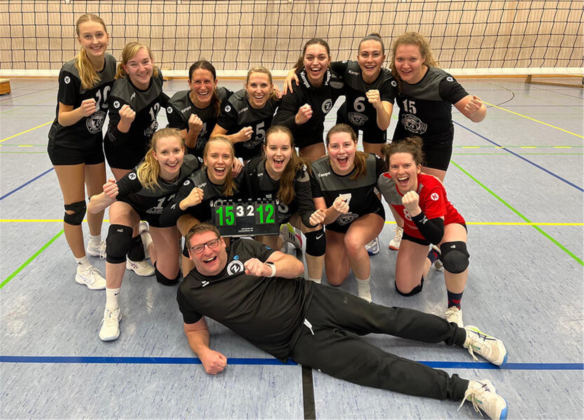 Beste Laune hatten Spielerinnen und Trainer des TuS Zeven nach ihrem verdienten 3:2-Auswärtssieg in Göttingen.