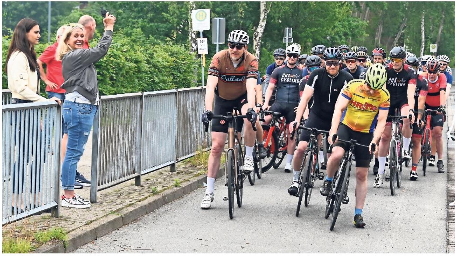 Beste Stimmung beim Startschuss im vergangenen Jahr. Auch am kommenden Wochenende wird wieder kräftig in die Pedale getreten. Der TSV Bremervörde veranstaltet am Sonnabend, 21. Juni, die 18. Radtourenfahrt (RTF) durchs Vörder Land. 
