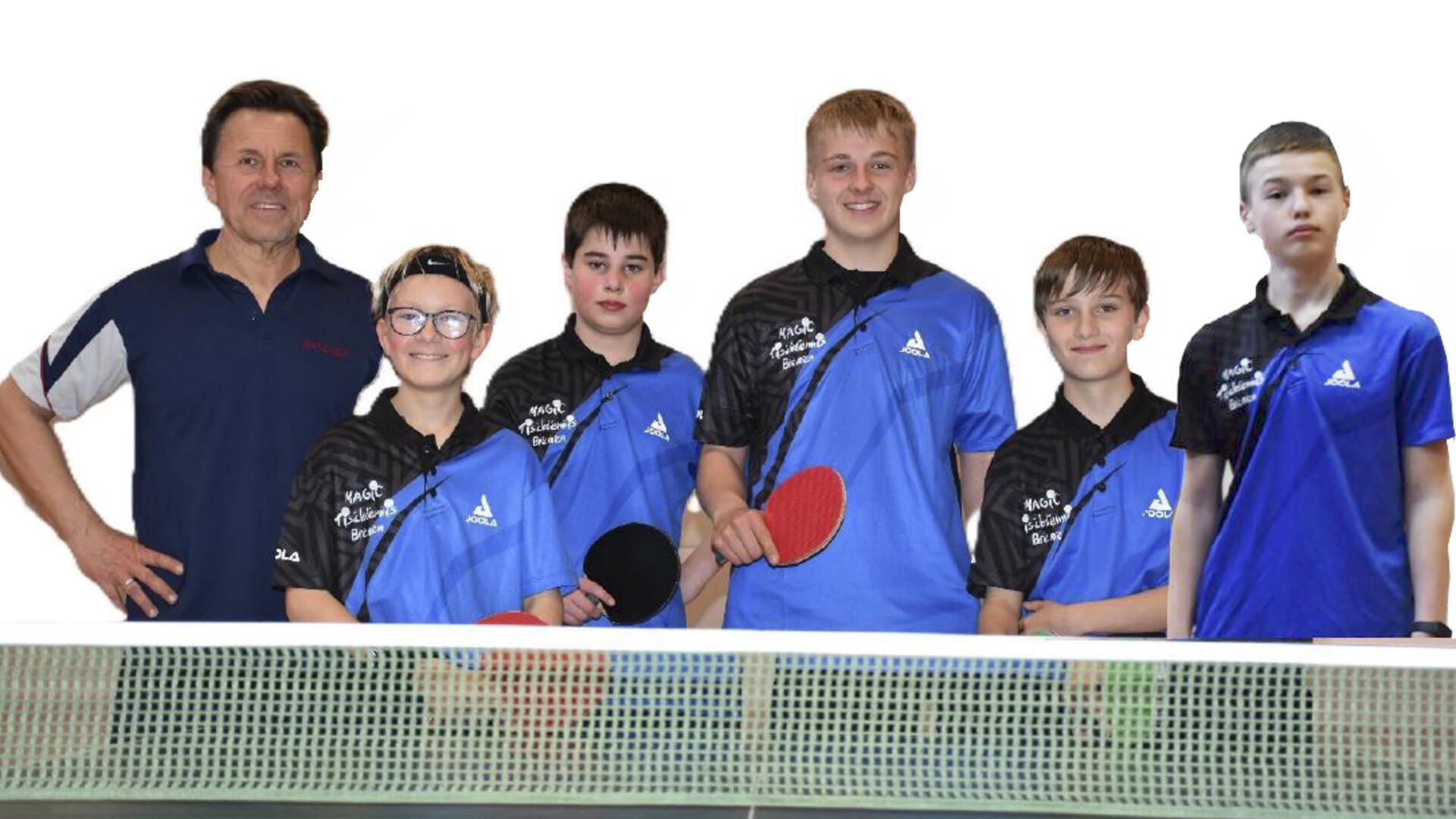 Betreuer Udo Schröder (von links) freut sich mit seinen Schützlingen Moritz Bösch, Atanas Kostov, Tarek von Glahn, Ben Kriegelsteiner und Ivan Tsiskou über die Kreisliga-Meisterschaft.