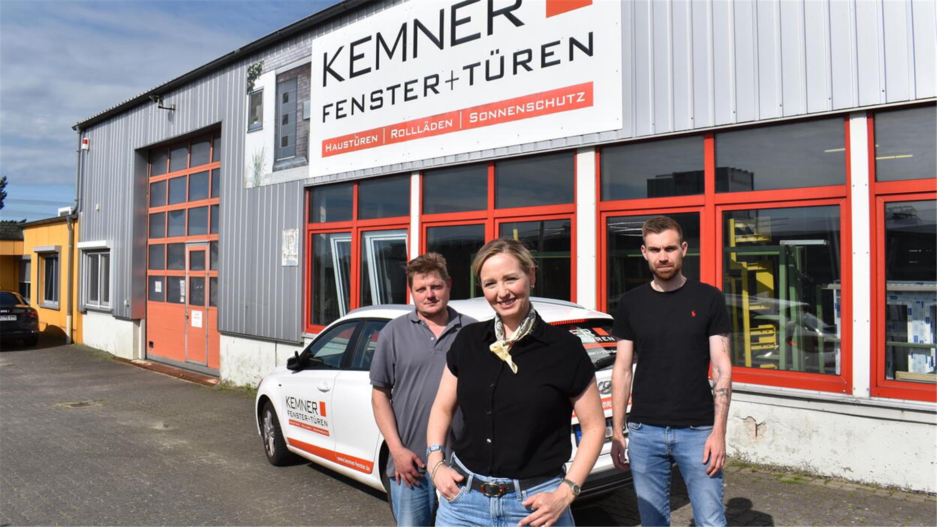 Kai Brömmer, Almina Sacirovic und Marvin Schlieckriede vor dem Kemner-Gebäude