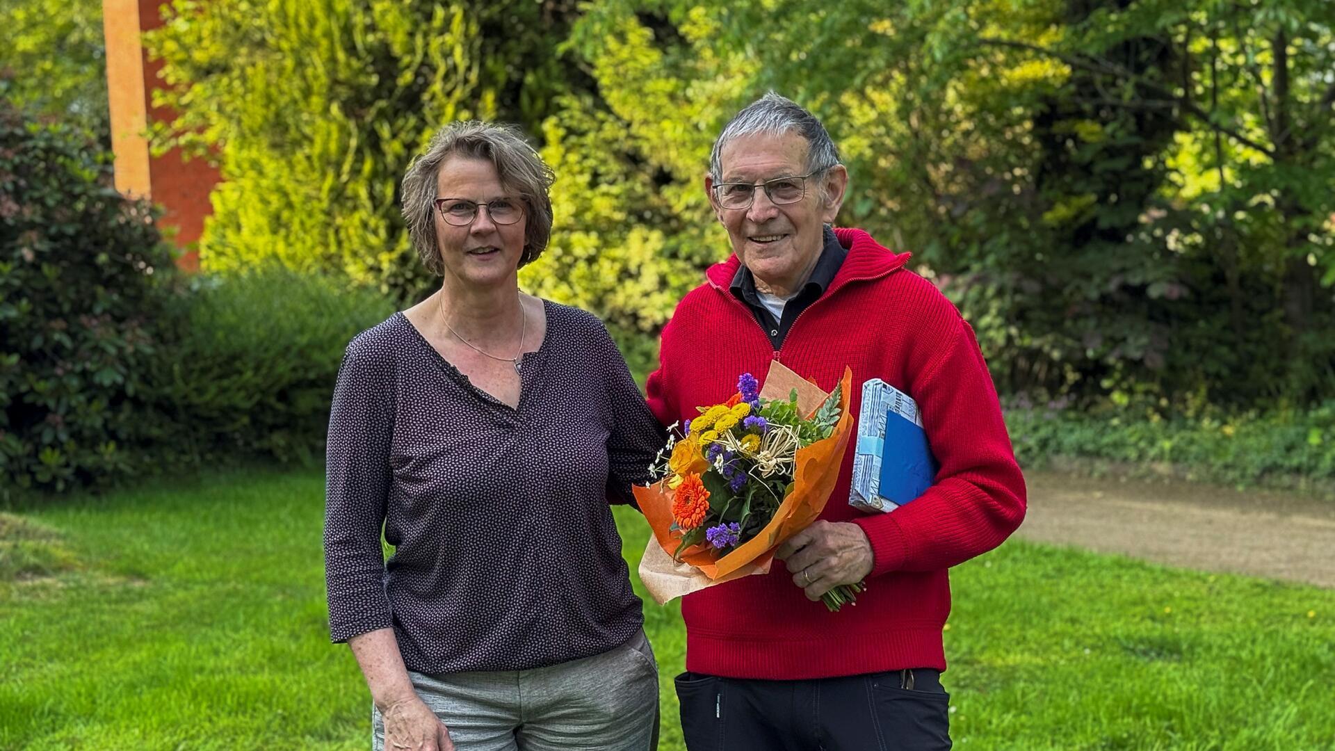 Bettina Szlagowski verabschiedet Pastor Ulrich Wahl.