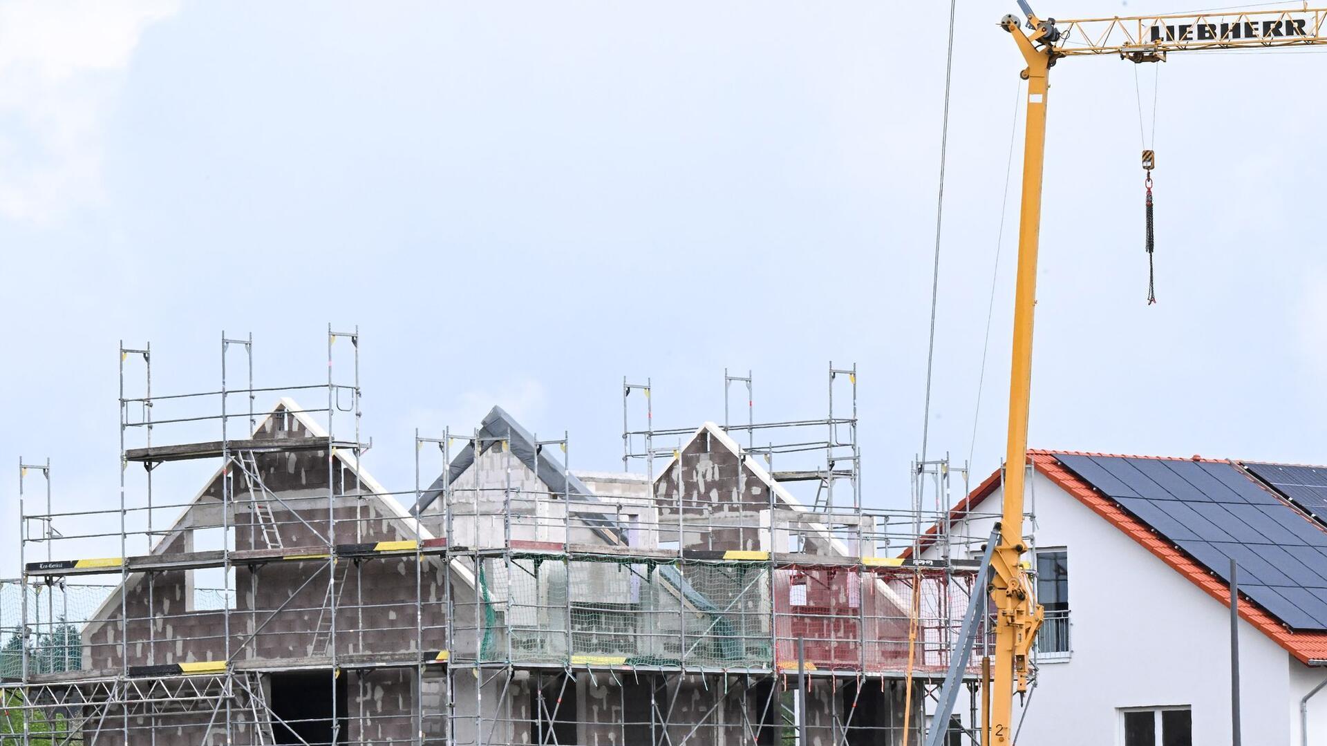 Häuser werden in einem Neubaugebiet gebaut