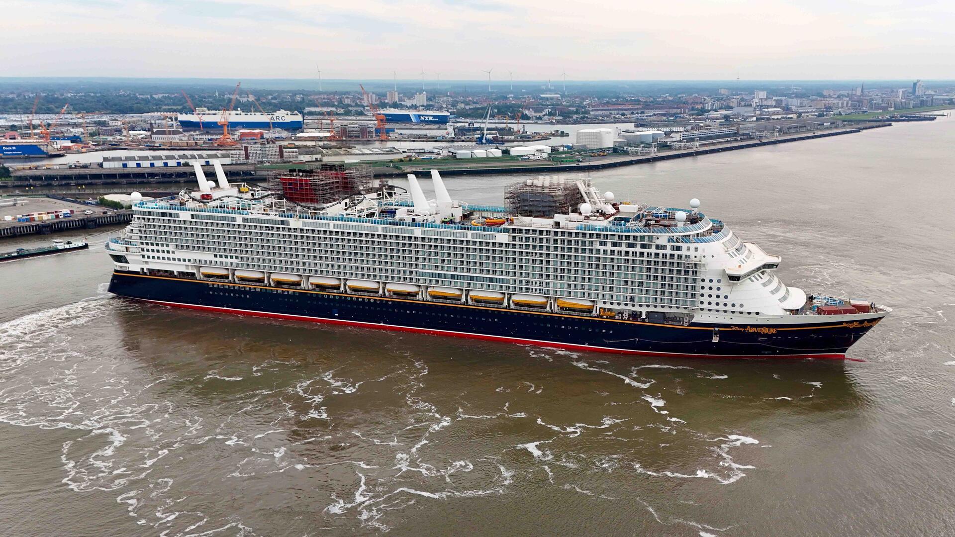 Bevor die „Disney Adventure“ an der Columbuskaje in Bremerhaven anlegte, wendete sie.