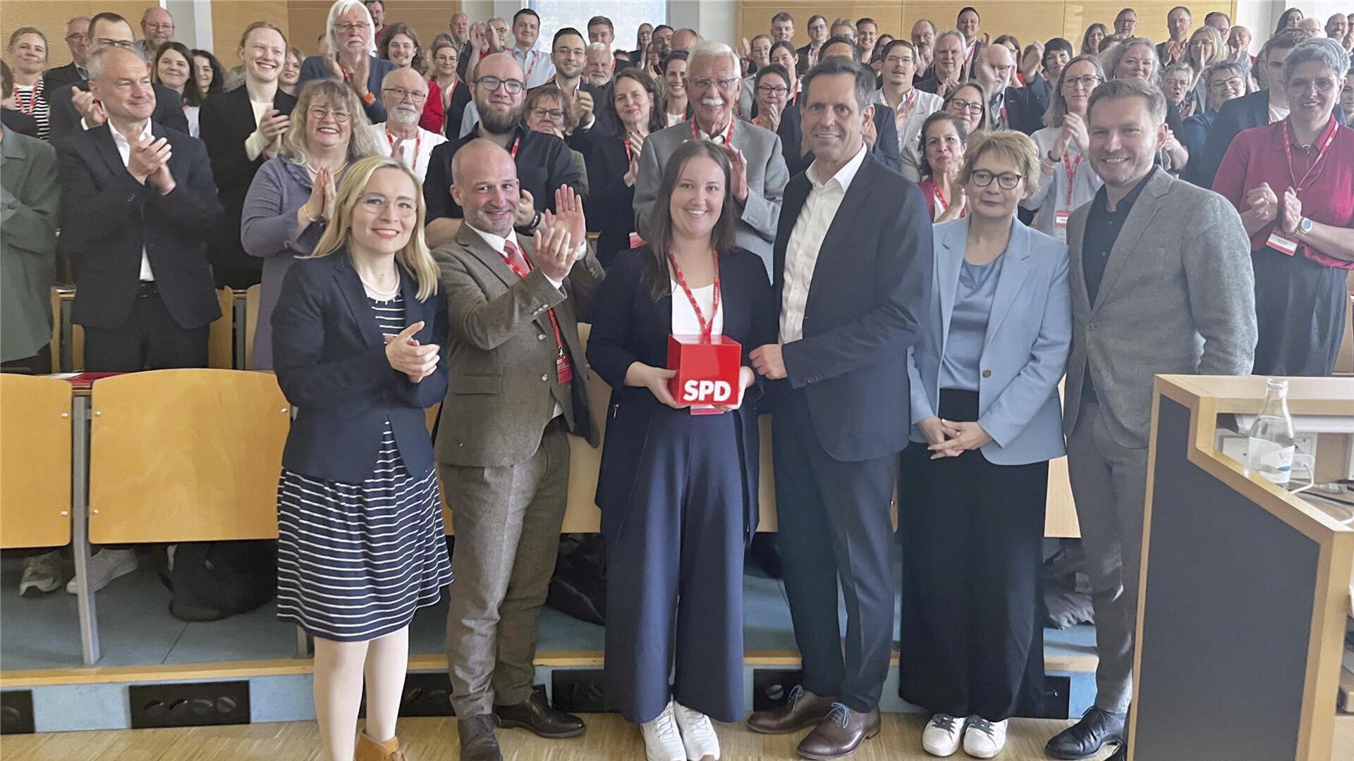 Bezirksparteitag mit Stader und niedersächsischer Prominenz: Niedersachsens SPD-Generalsekretärin Dörte Liebetruth, Bürgermeisterkandidat Kai Köser, Landtagsabgeordnete Corinna Lange, Wirtschaftsminister Olaf Lies, Innenministerin Daniela Behrens und Sebastian Zinke, Vizevorsitzender der SPD-Landtagsfraktion.