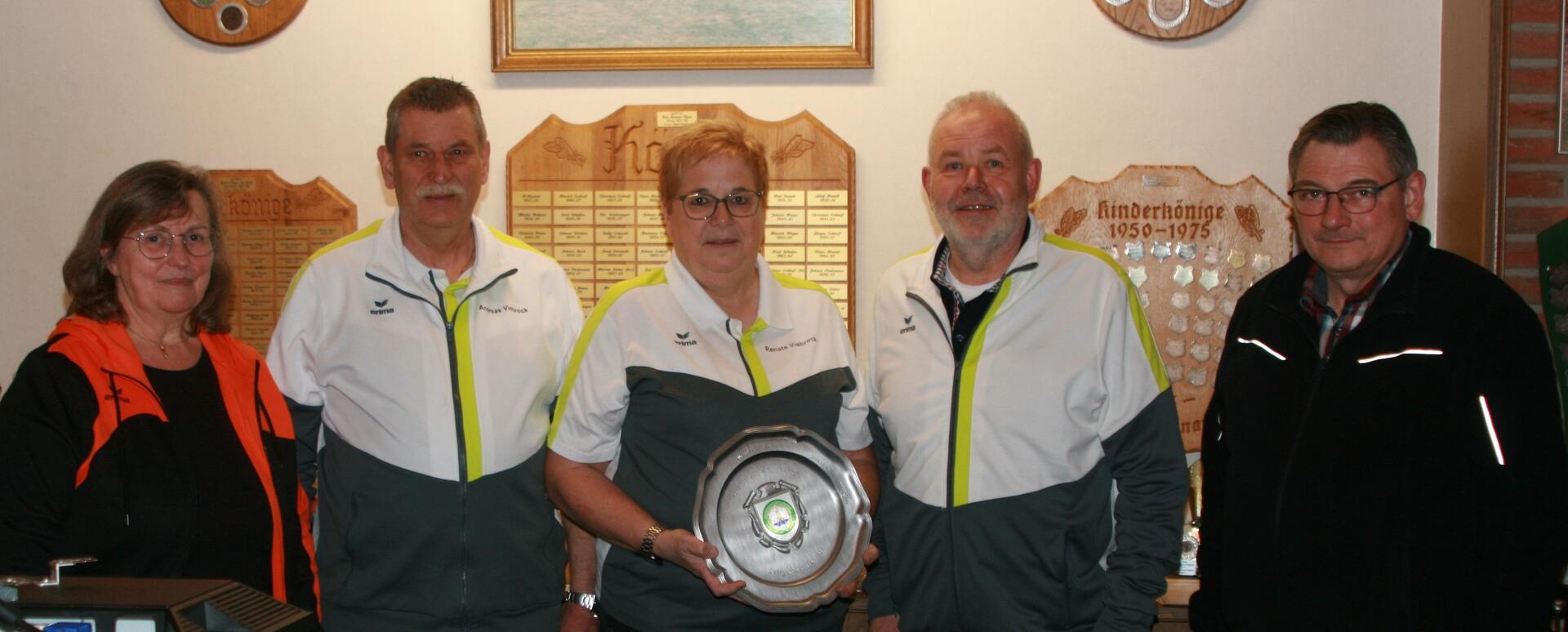 Bezirksportleiterin Ute Siems (links) und ihr Stellvertreter Carsten Sentker (rechts) gratulierten dem siegreichen Trio des SV Rhadereistedt mit Andreas Viebrock (von links), Renate Viebrock und Hans-Hermann Nielsen zur Meisterschaft.