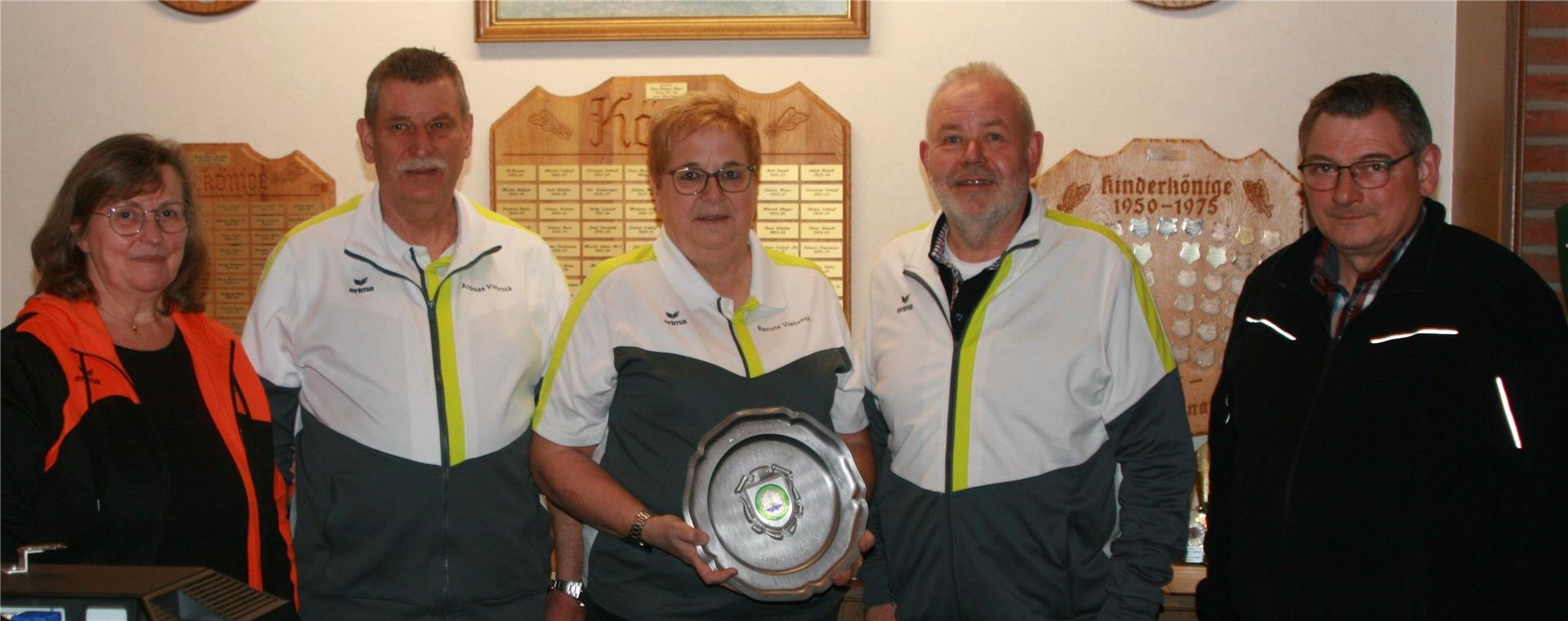 Bezirksportleiterin Ute Siems (links) und ihr Stellvertreter Carsten Sentker (rechts) gratulierten dem siegreichen Trio des SV Rhadereistedt mit Andreas Viebrock (von links), Renate Viebrock und Hans-Hermann Nielsen zur Meisterschaft.