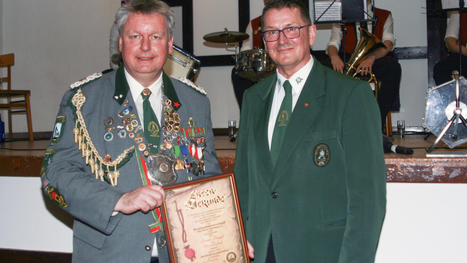 Bezirkspräsident Thomas Brunken (rechts) ernannte Frank Pingel zum Ehrenmitglied und zum Ehrenvizepräsidenten.