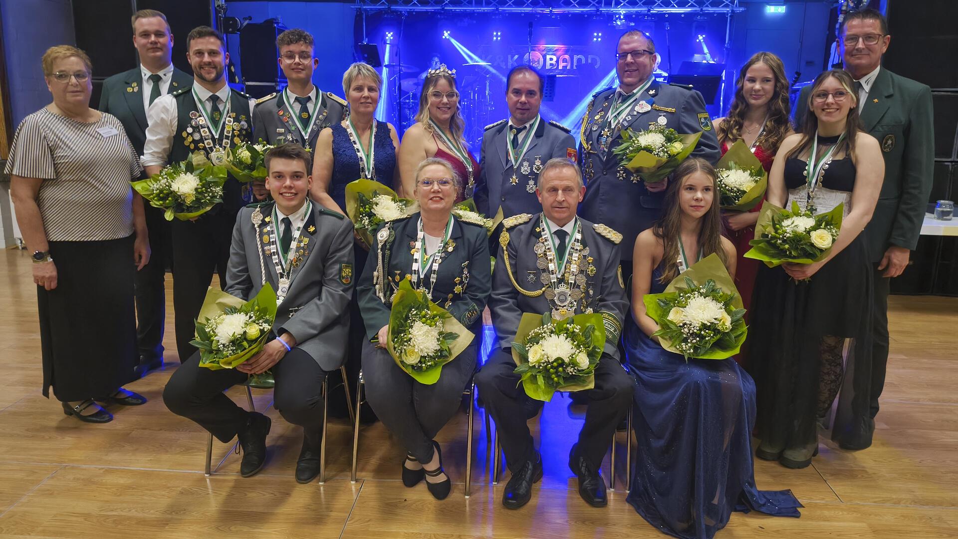 Bezirkspräsident Thomas Brunken (rechts), seine Stellvertreterin Renate Viebrock und sein Stellvertreter Sascha Denz mit der Bezirkskönigsfamilie 2025/26.