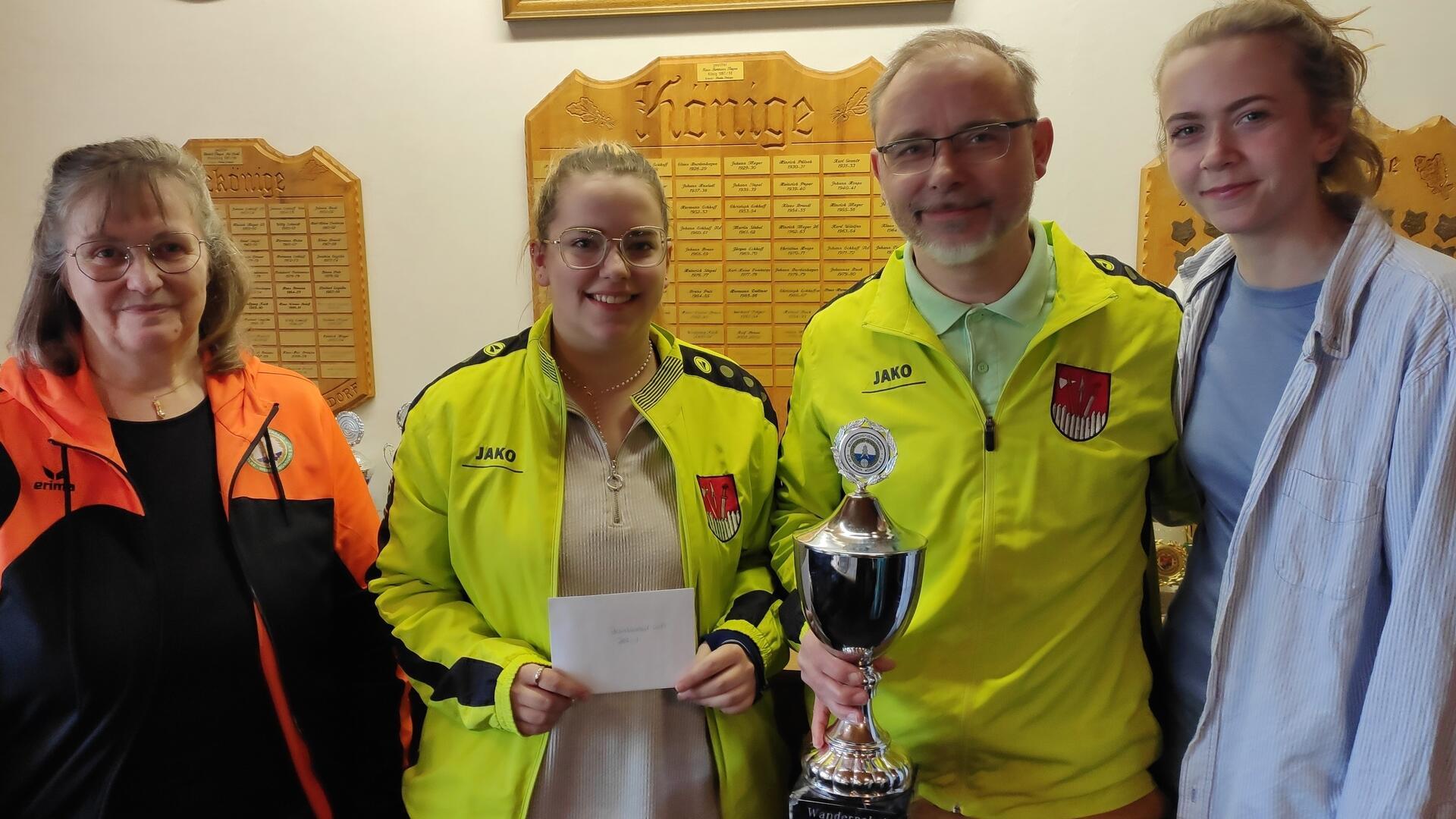 Bezirkssportleiterin Ute Siems (von links) gratulierte dem siegreichen Team des SV Hesedorf mit Samirah Branigan, Marcel Wundrach und Lea Fischer. 