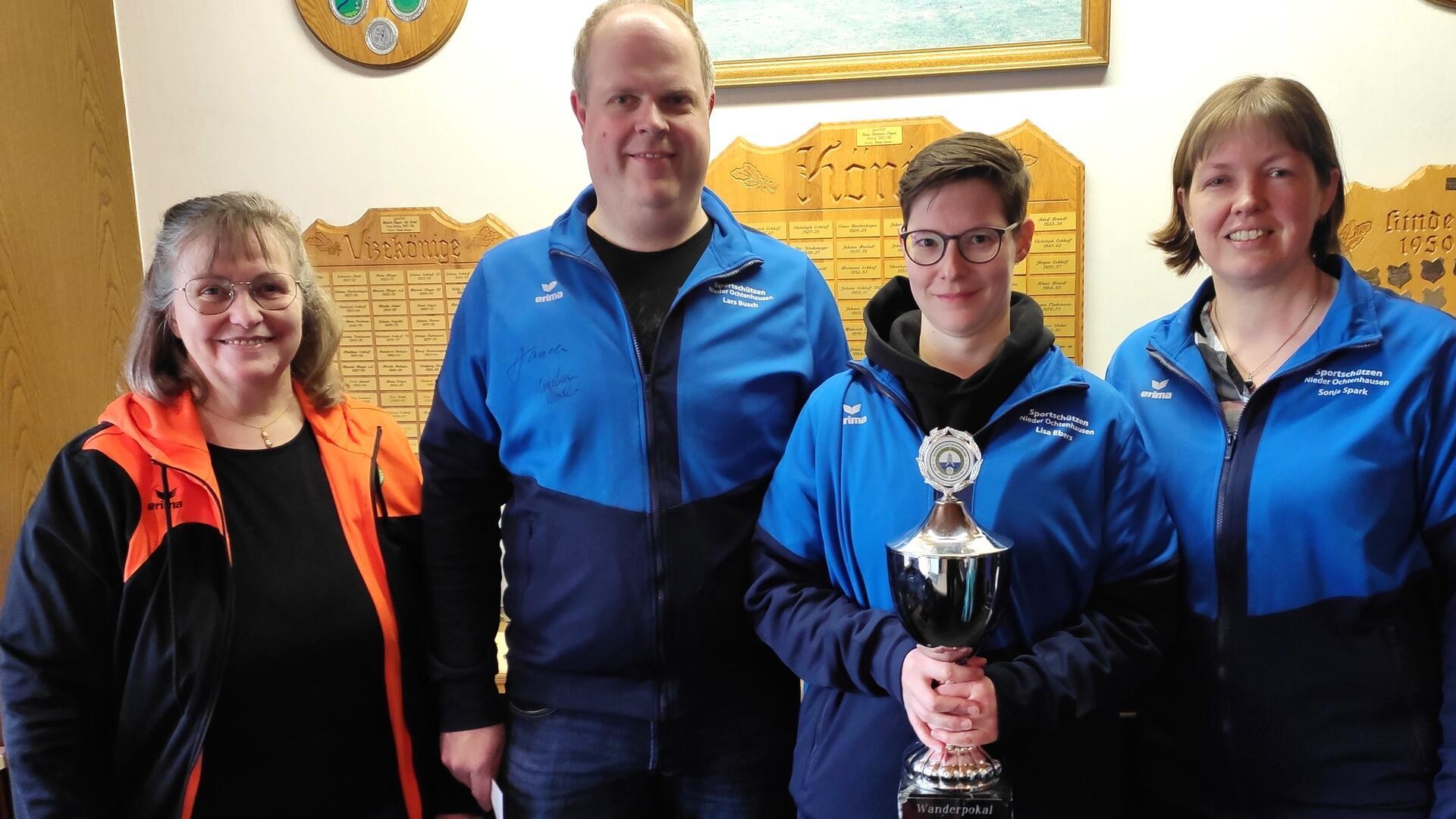 Bezirkssportleiterin Ute Siems (von links) überreichte dem siegreichen Trio des SV Nieder Ochtenhausen mit Lars Busch, Lisa Ebers und Sonja Spark den Bezirkspokal Luftgewehr-Freihand.