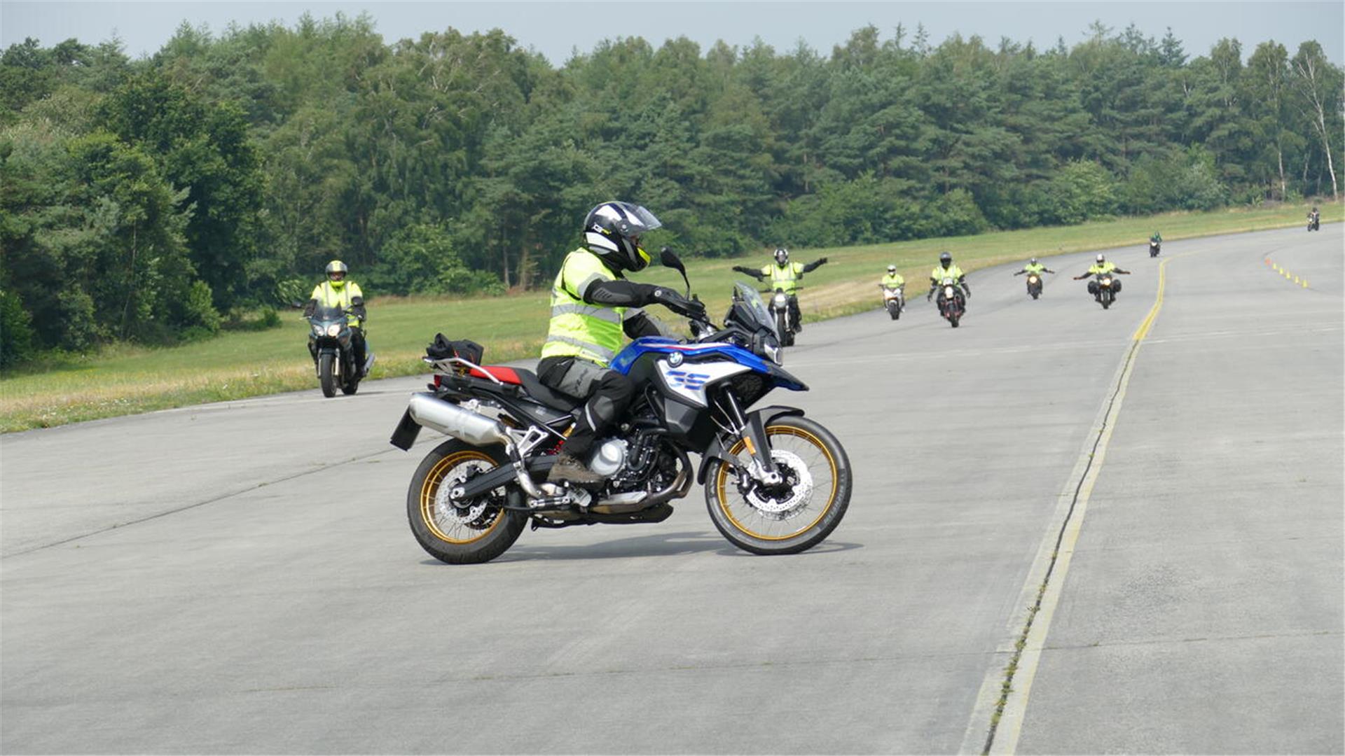 Motorräder auf einer Übungsstrecke. Biker und Rettungskräfte wollen gemeinsam trainieren: Der 16. Motorradfrühling findet am Sonntag, 4. Mai, statt.