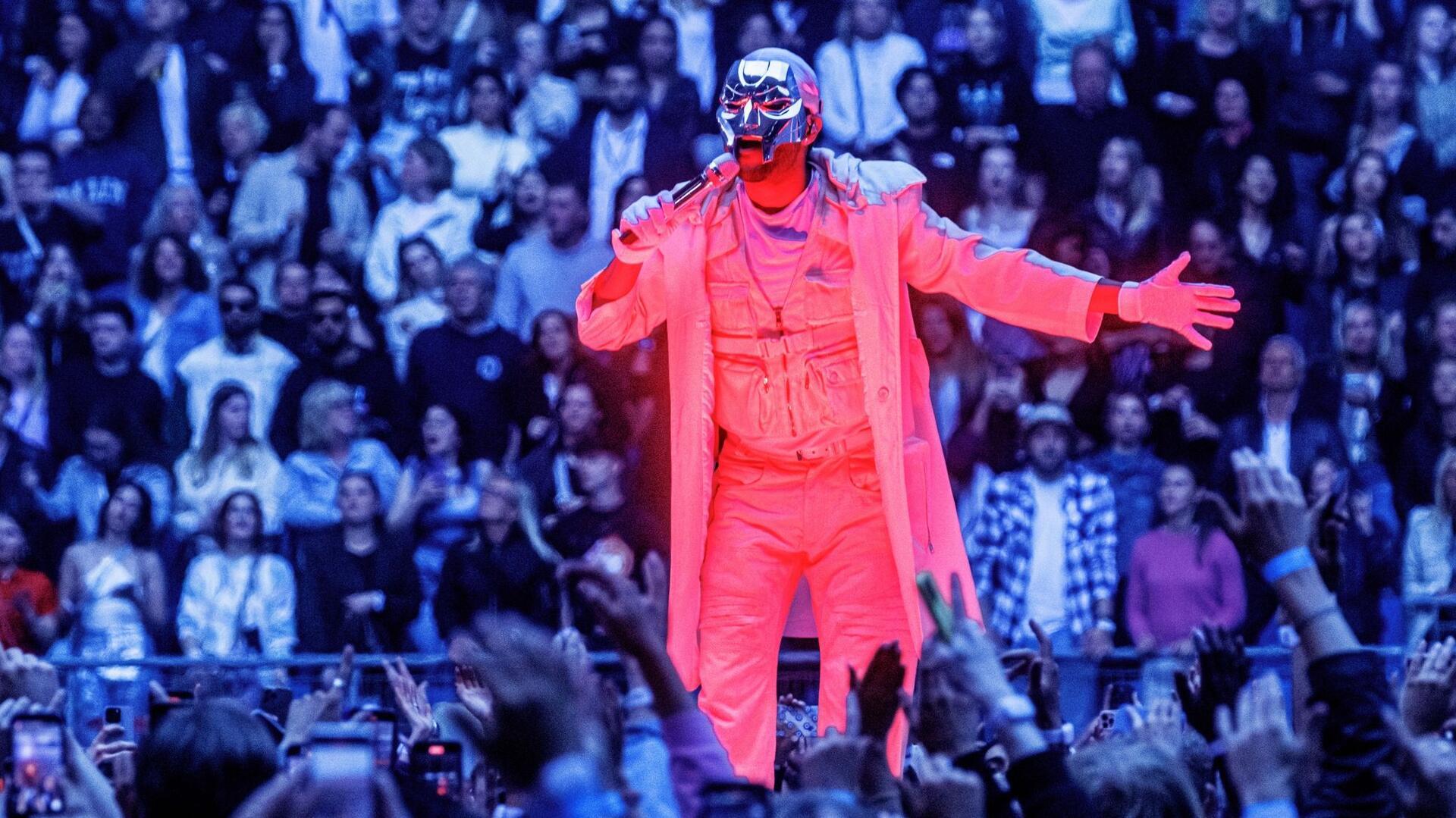 Sänger The Weeknd mit Maske beim Konzert in Hamburg