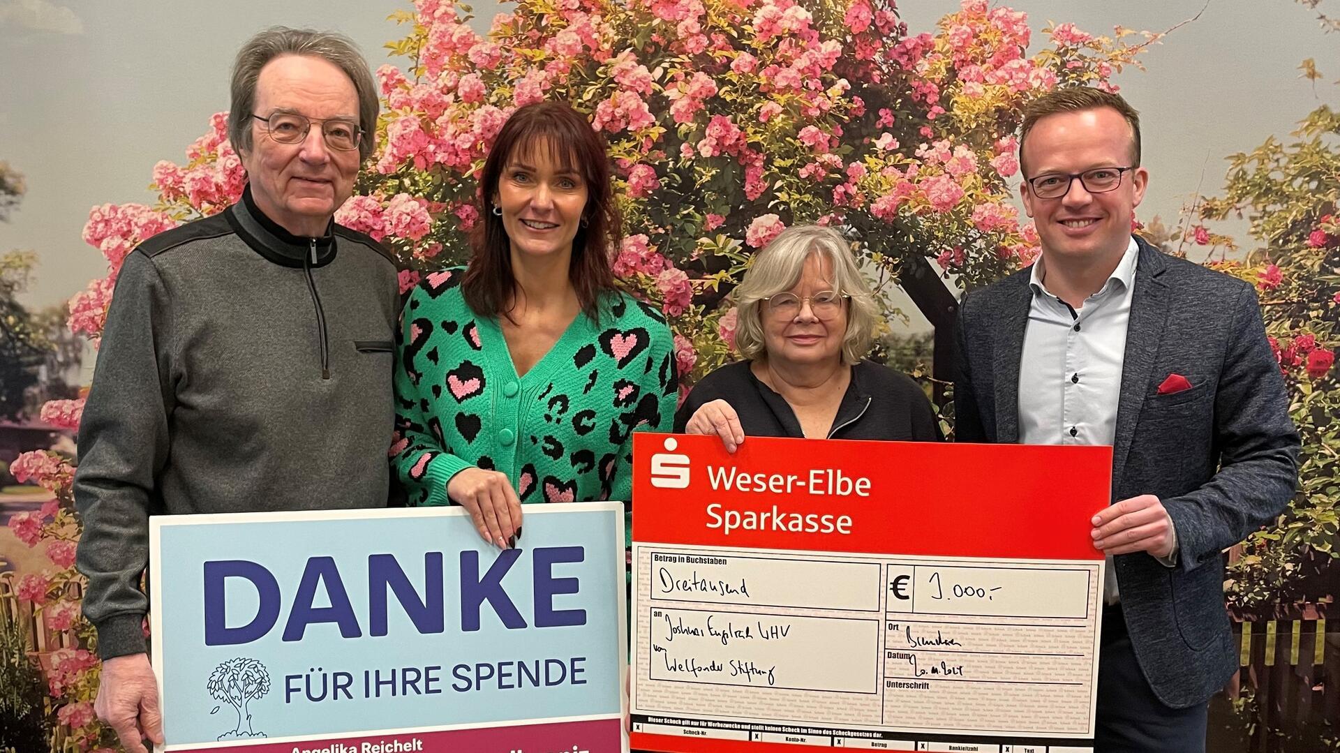 Übergabe eines Spendenschecks