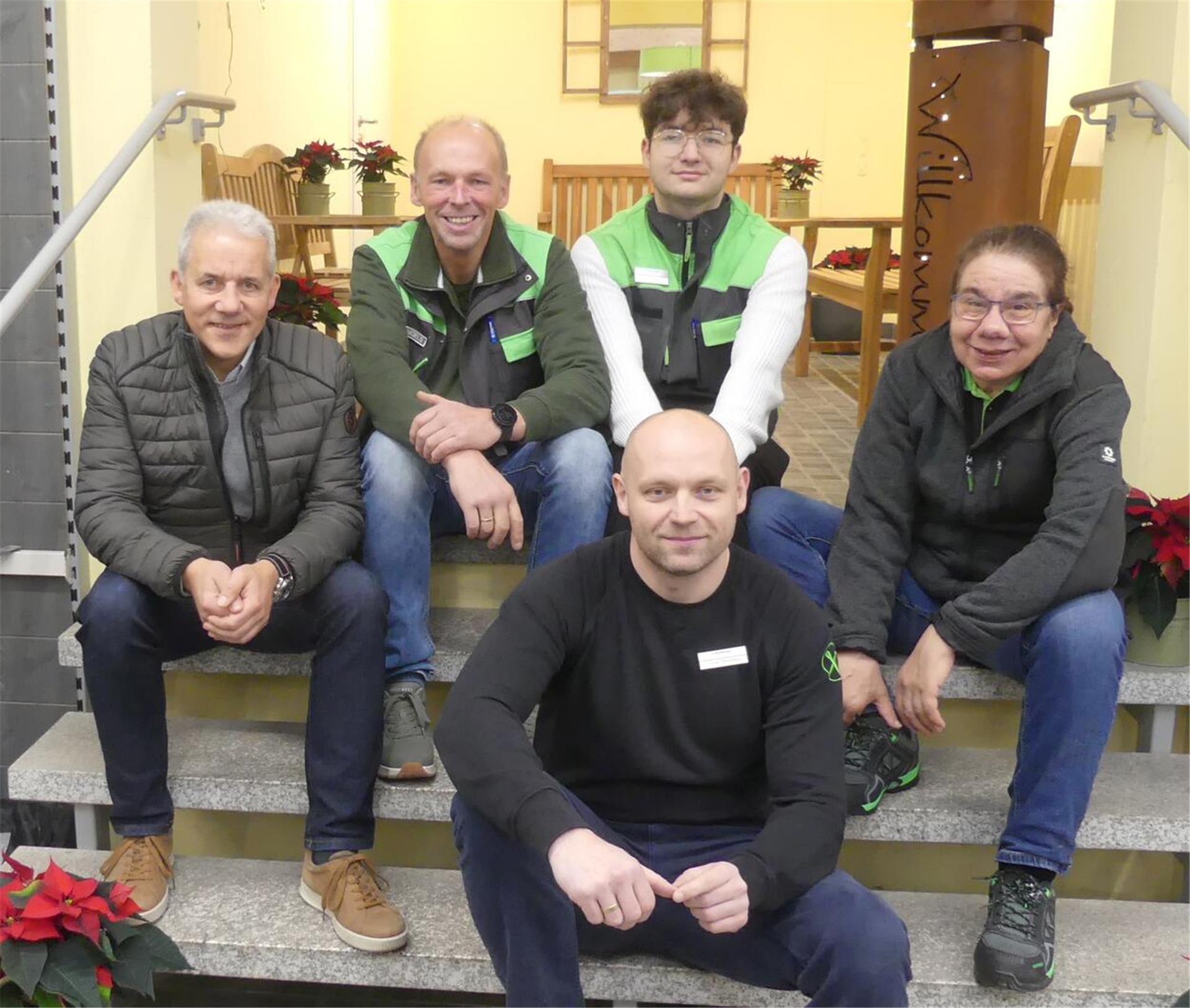 Freuen sich über die Neueröffnung: hinten v.l. Bereichsleiter Sven Weyts, Marktleiter Detlef Mangels, Azubi Julian Dejewski, Mitarbeiterin Sandra Joost und vorne Mitarbeiter Lukasz Dejewski.