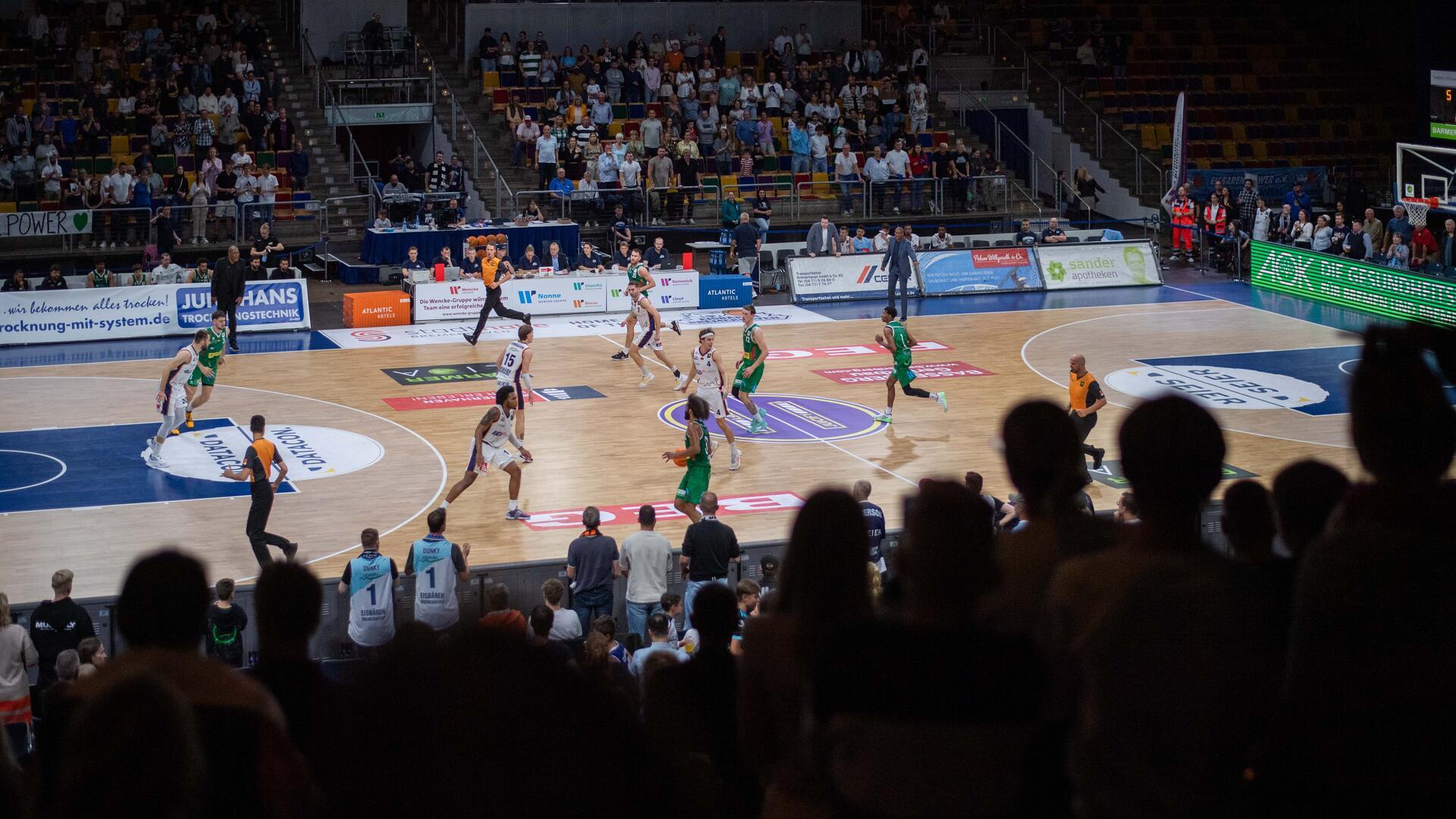 Besuch eines Basketball-Spiels: Frischer Wind und ein altes Trikot