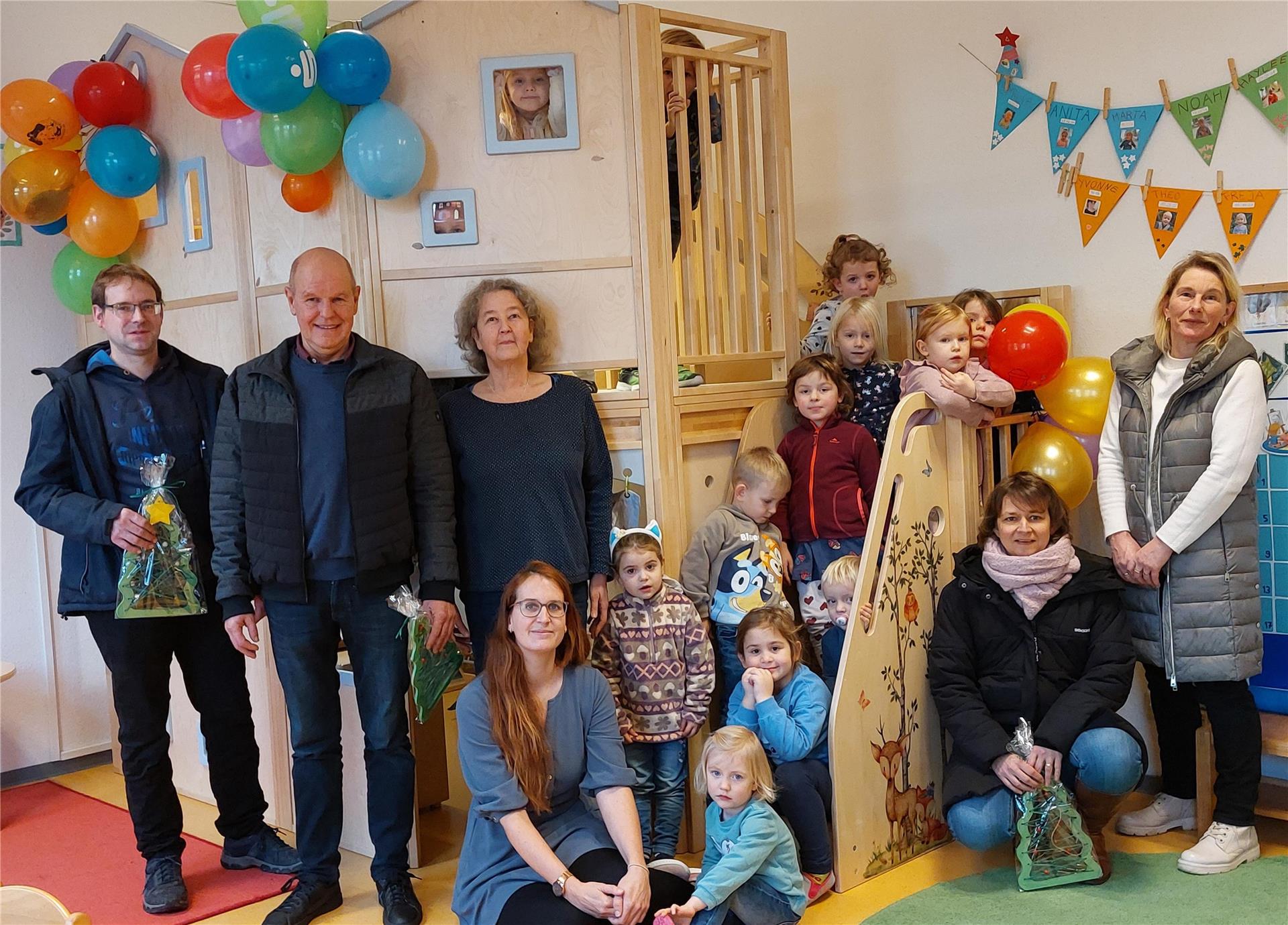 Neues Spielhaus für den Kindergarten Köhlen spendiert