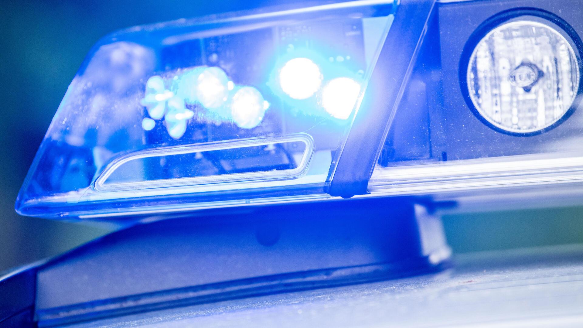 Einbruch in Betriebshalle: Täter stehlen Elektrowerkzeuge und Metalle