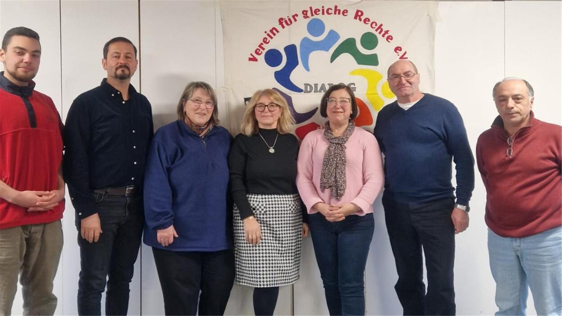 Drei Frauen und vier Männer stehen vor einem Plakat mit der Aufschrift: Verein für gleiche Rechte.