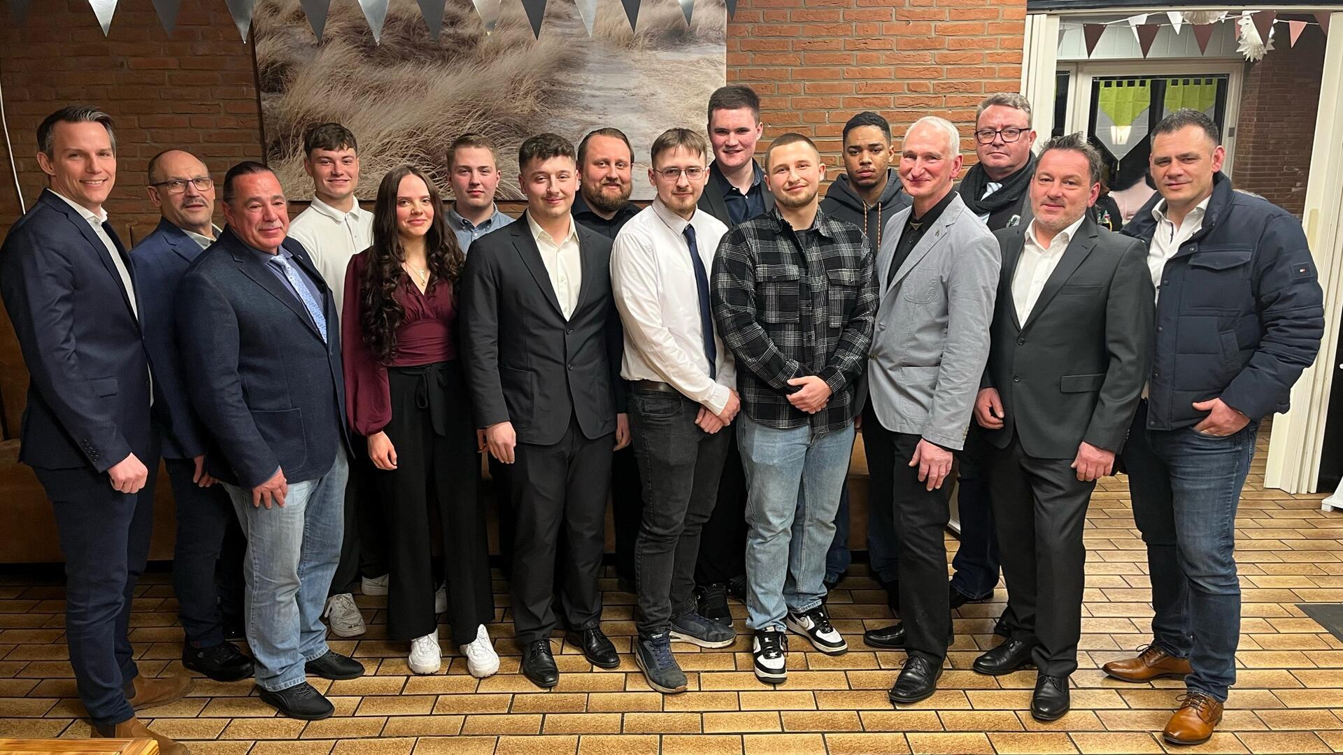Eine Gruppe von Menschen hat sich zum Foto aufgestellt.