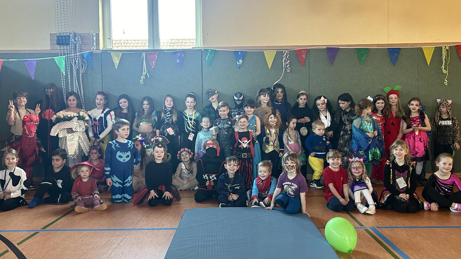 Die Jungen und Mädchen haben beim Kinderfasching in Hesedorf viel Spaß.