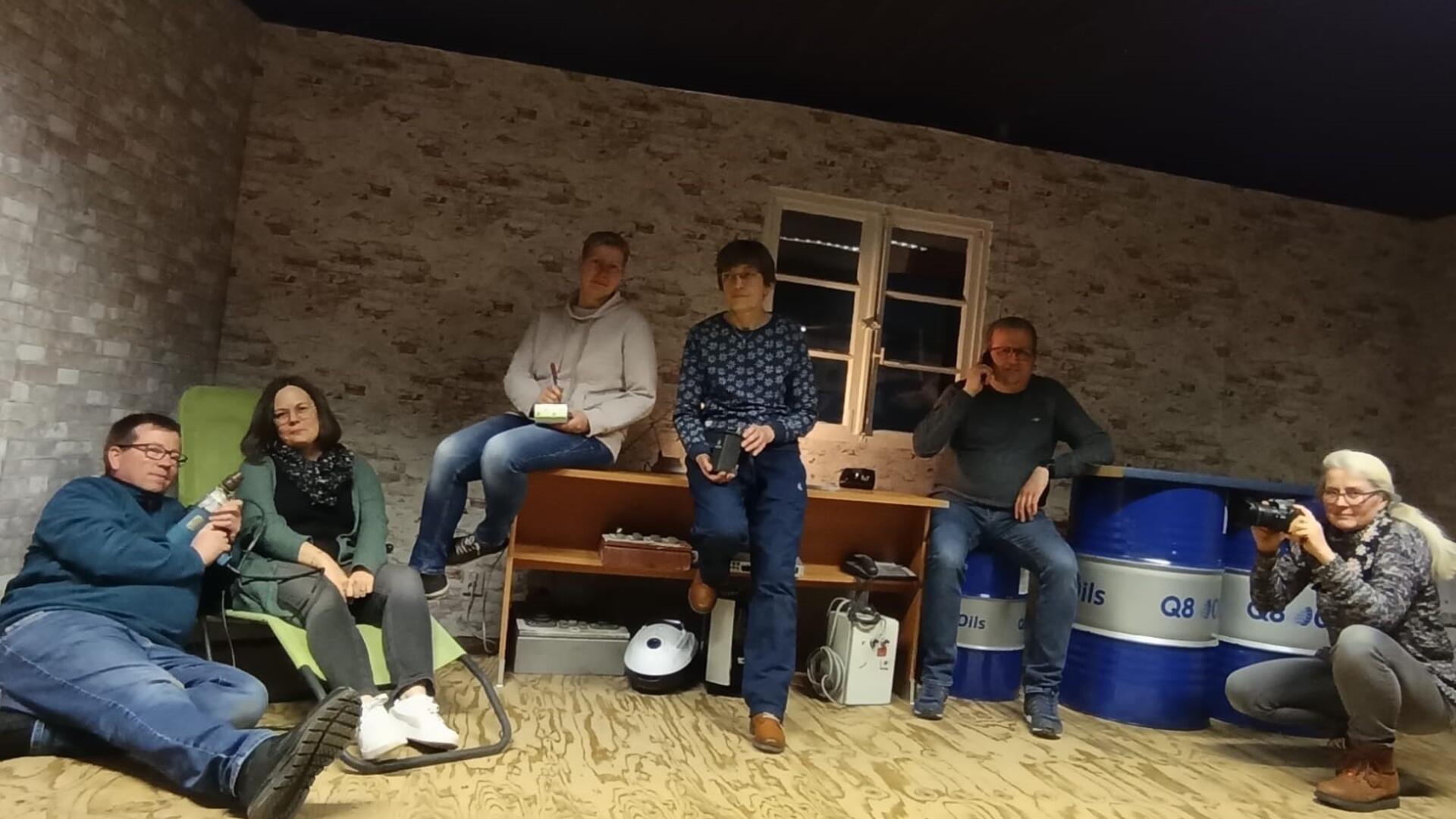 Die Theatergruppe Glinstedt während einer Probe. Ab dem 7. März stehen mehrere Aufführungen an.