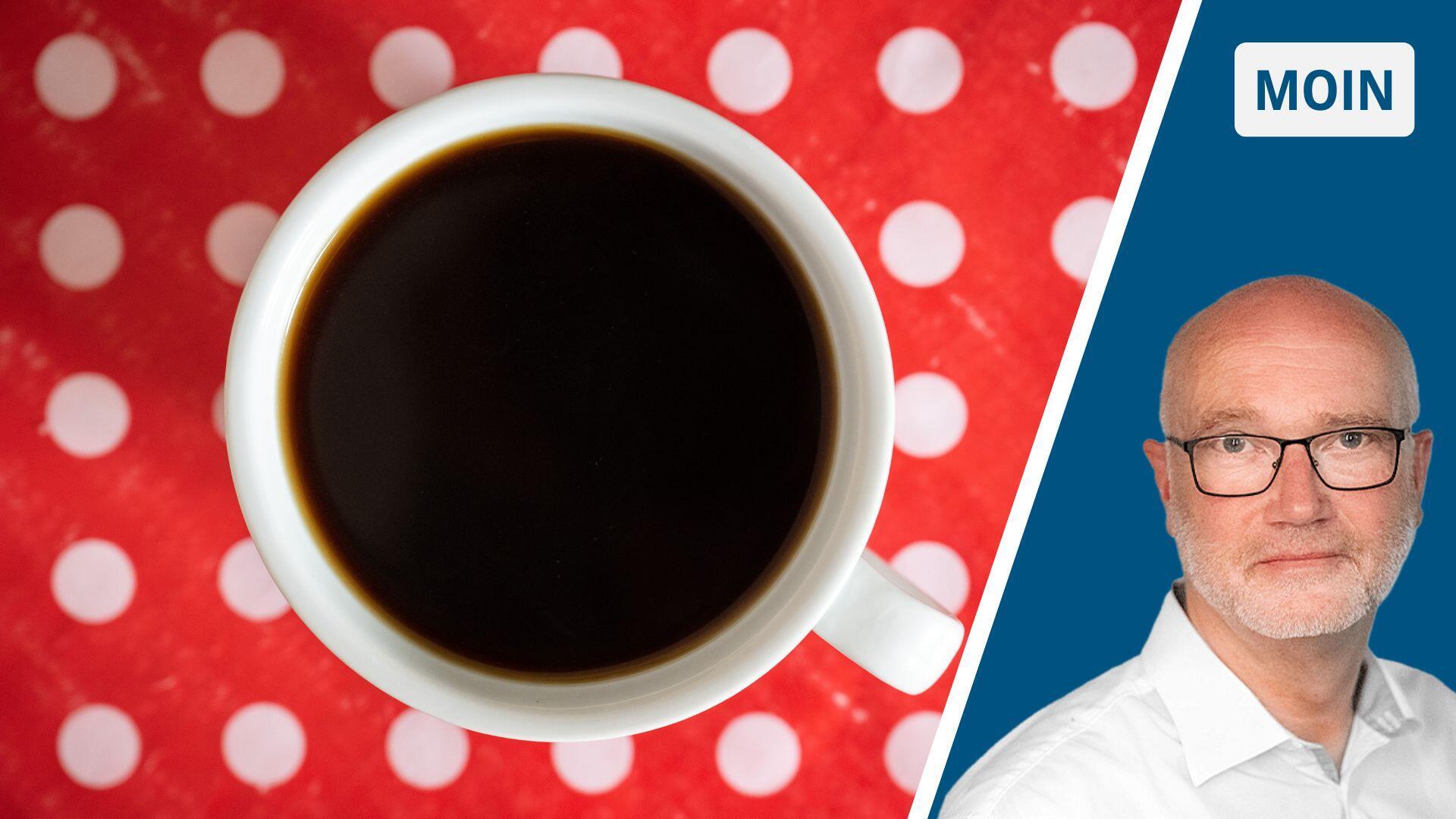 Mann neben einer Tasse Kaffee.