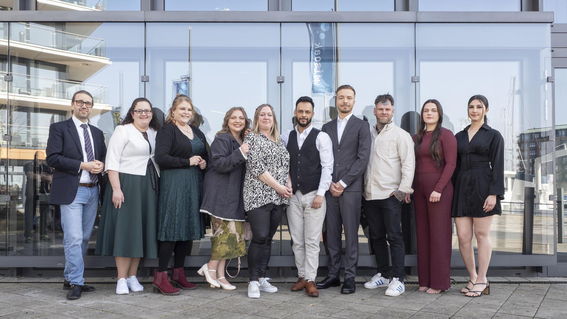 Die zehn neuen Pflegefachleute, die ihre Ausbildung an der Ursula-Kaltenstein-Akademie für Gesundheit und Pflege der AWO Bremerhaven erfolgreich abgeschlossen haben.