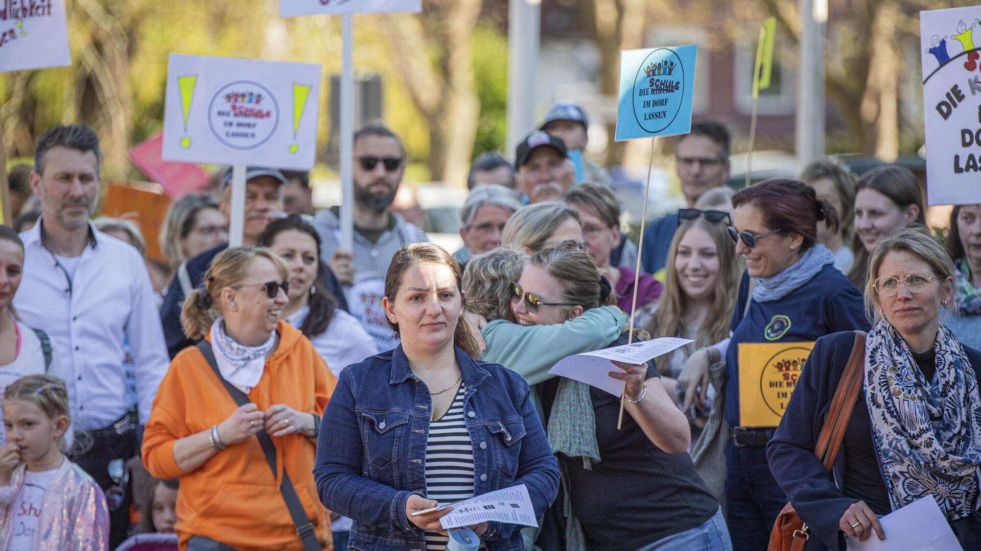 Demo mit fast 200 Teilnehmern für Erhalt der Dorfschulen