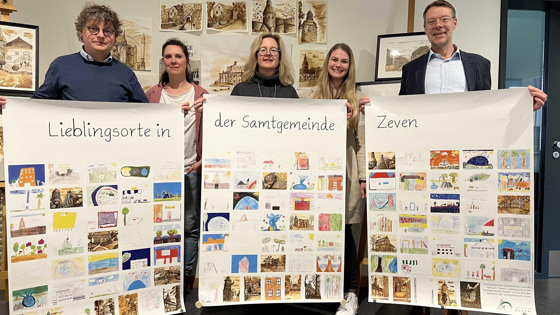 Vertreter der Samtgemeinde und der Schulen präsentieren die Plakate mit Motiven schönster Plätze.