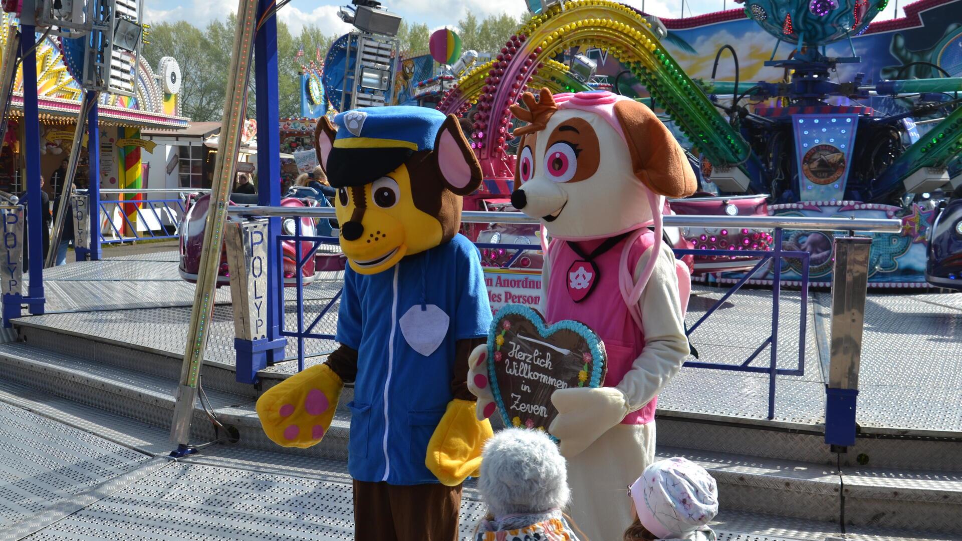 Zwei Maskottchen der Serie Paw Patrol bei der Jahrmarkt-Eröffnung.