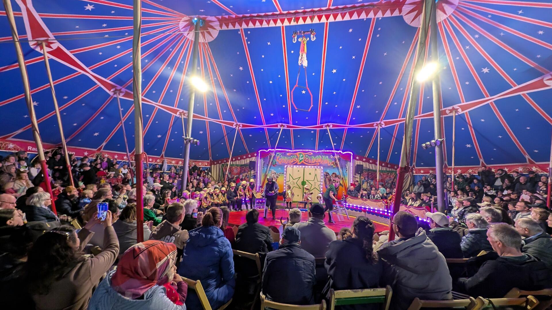 Volles Zelt beim Projektzirkus „Eldorado“