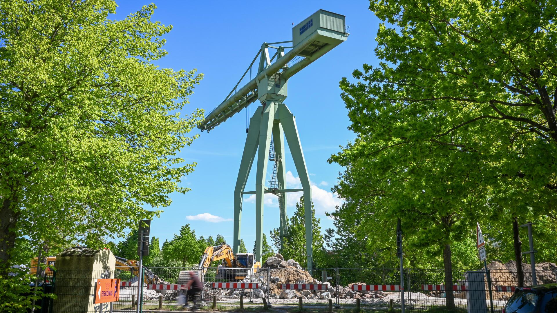 Ein Bagger arbeitet in der Nähe des Rickmerskrans und bereitet die Arbeit des Kampfmittelräumdienstes vor. 