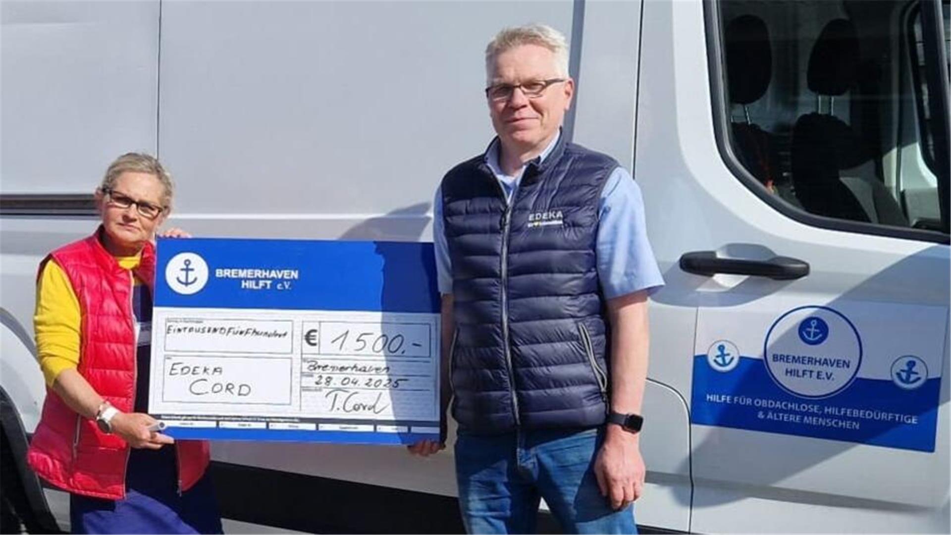 Thorsten Cord überreichte den Spendenscheck an Gaby Treschok, Vorsitzende des Vereins Bremerhaven hilft.