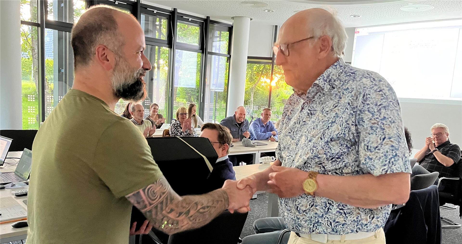 Fabian Goiny und Steffen Tobias geben sich die Hand.