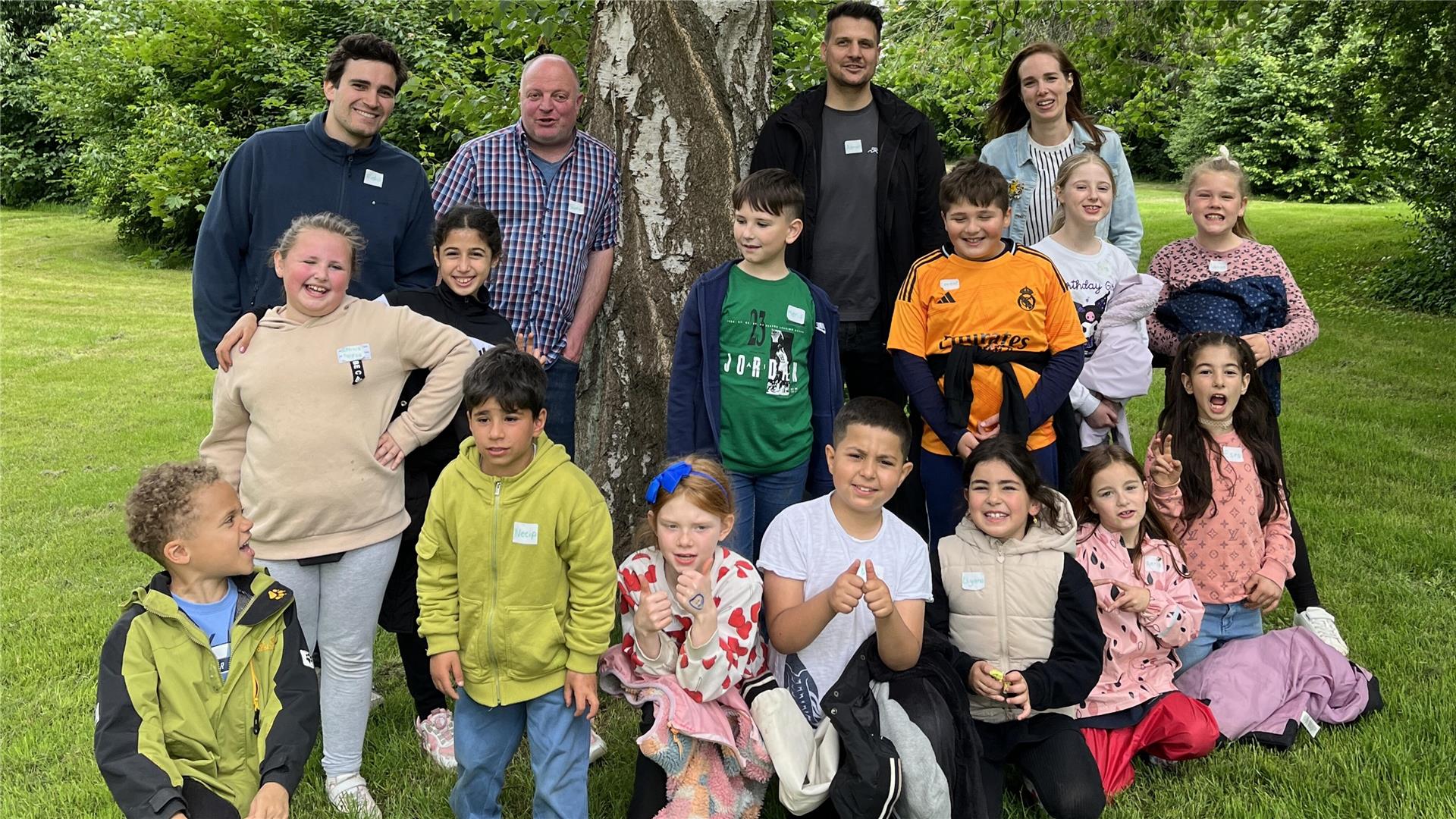 Eine Gruppe Kinder mit Begleitern hat sich zum Erinnerungsfoto aufgebaut.