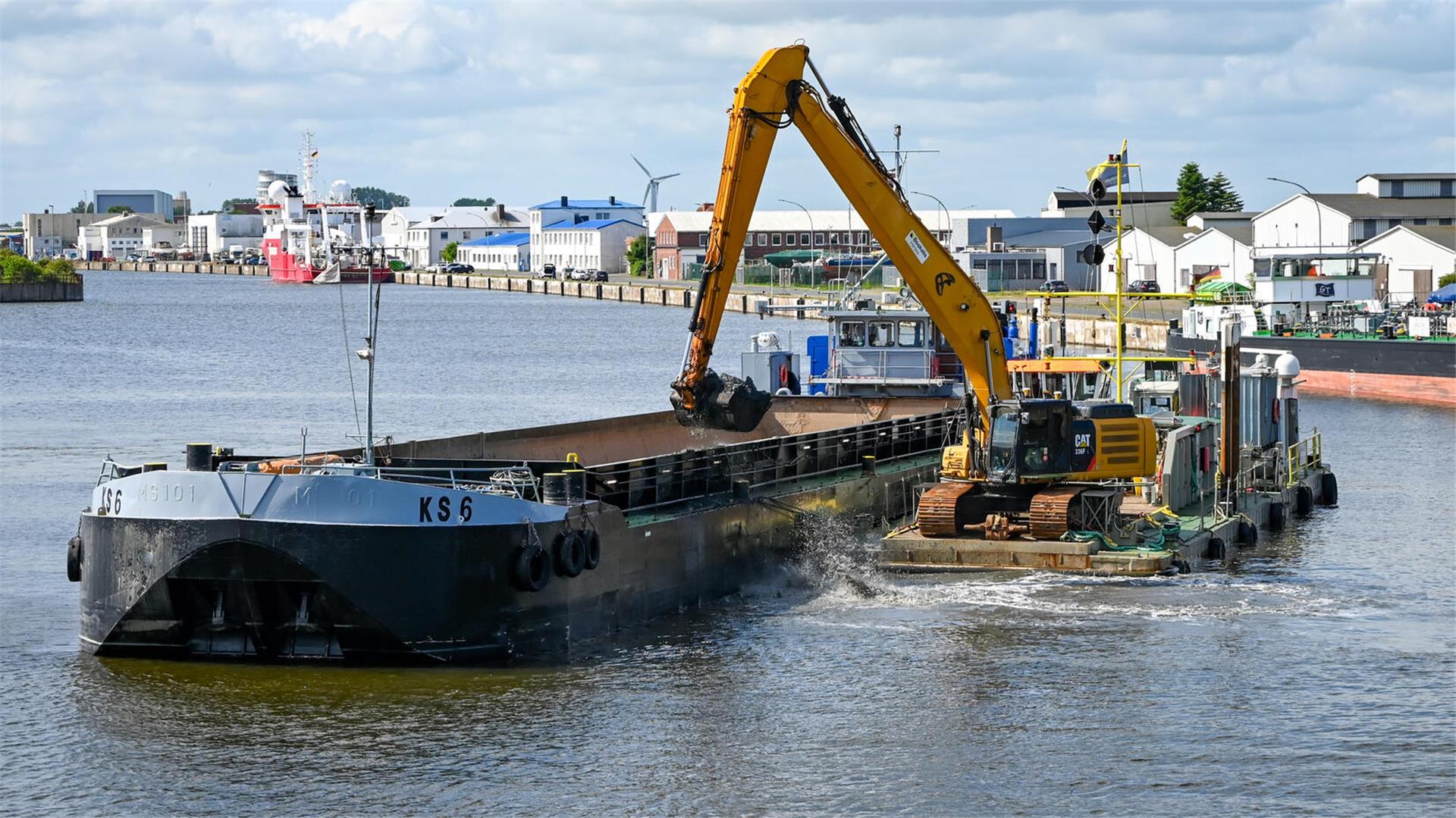 Baggerarbeiten auf dem Wasser vor der Fischereihafen-Schleuse
