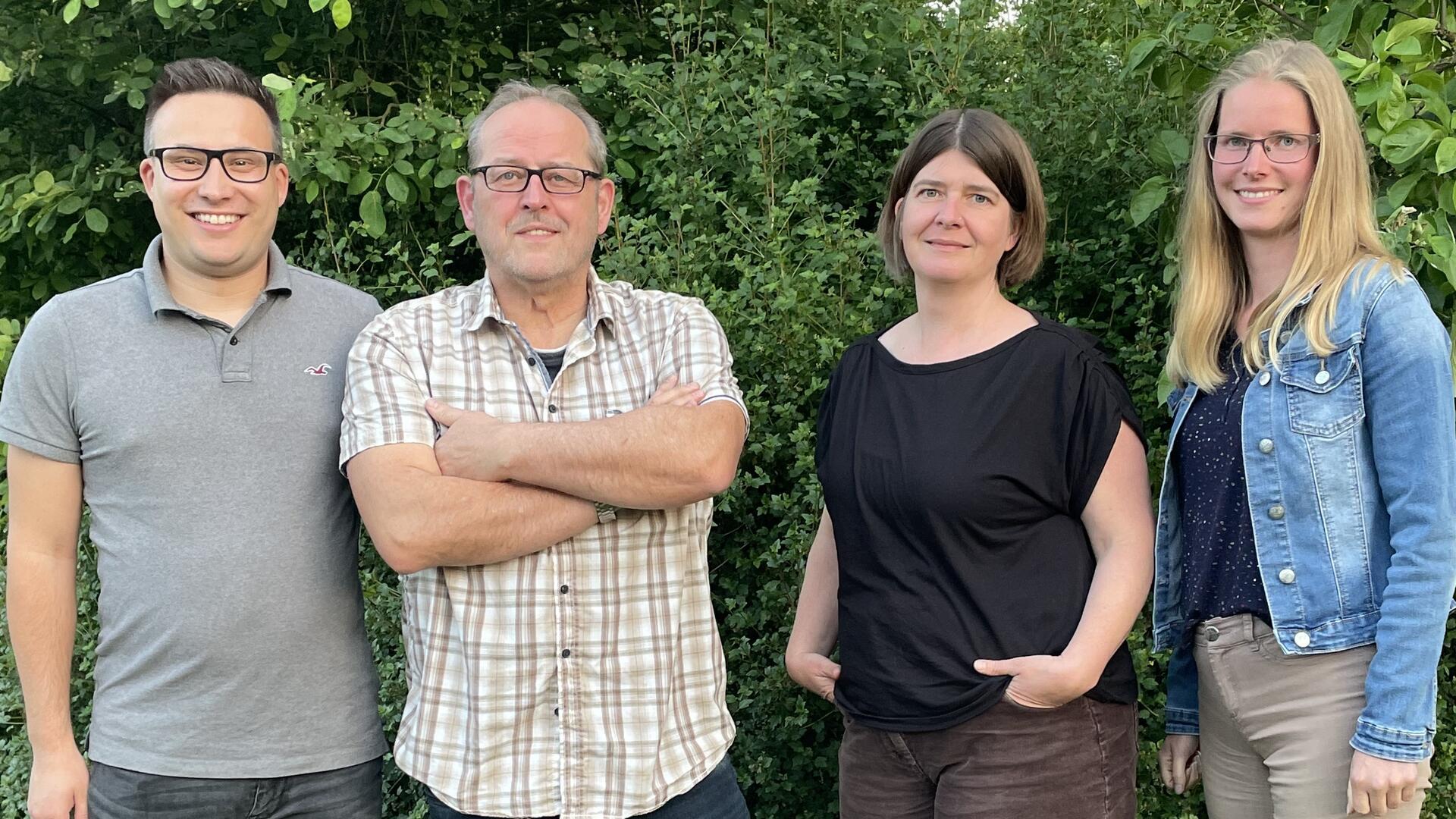 Mitglieder des Vorstands der Rhader Landbühne (von links): Janis Engler (1. Vorsitzender), Andreas Meyer (Kassenwart), Maja Zeißig (2. Vorsitzende), und Imke Brunkhorst (Schriftwartin).