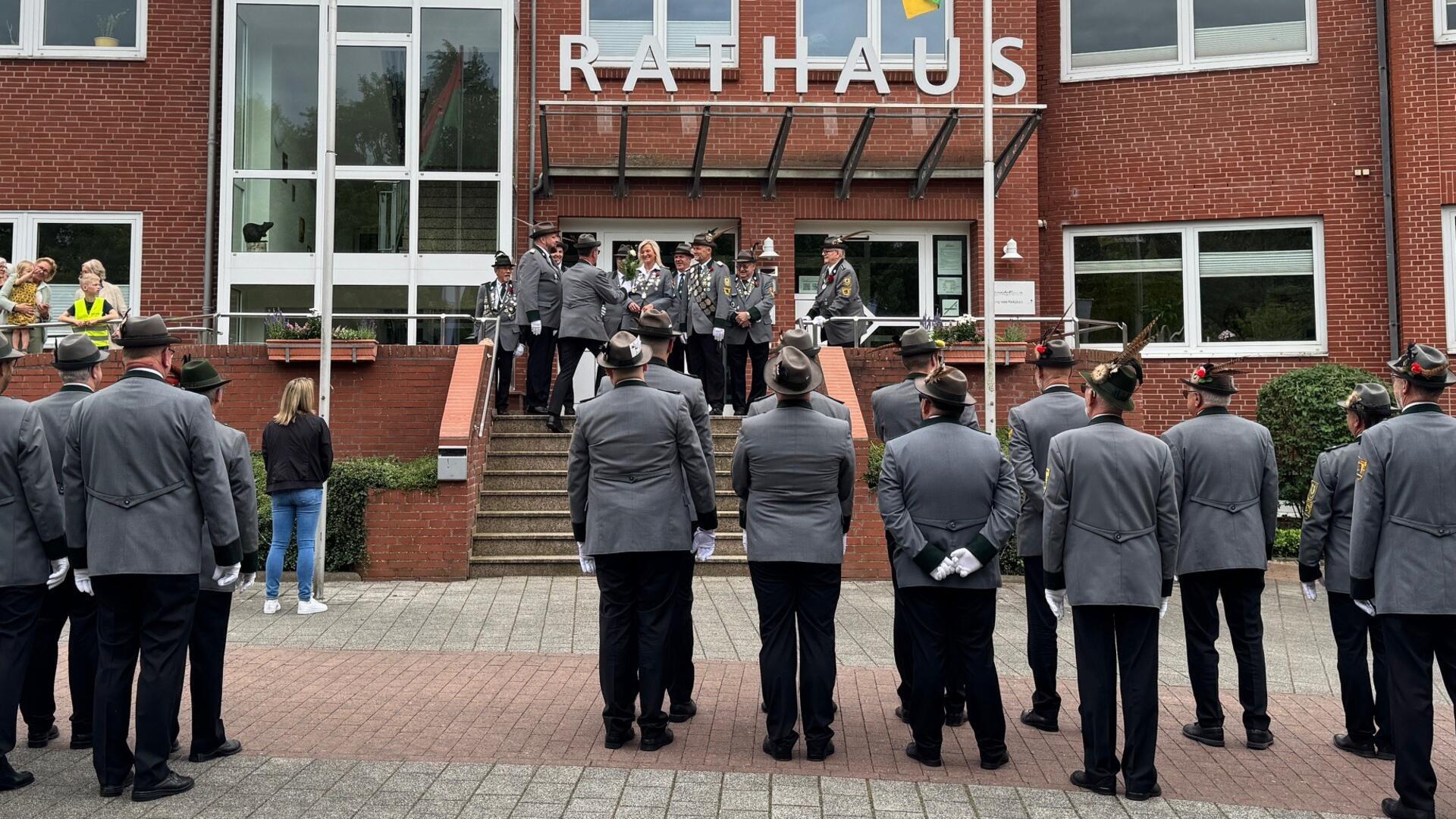 175. Jubiläum: Zum Auftakt des Schützenvereins Beverstedt tritt die Hauptkompanie vor dem Rathaus an. 