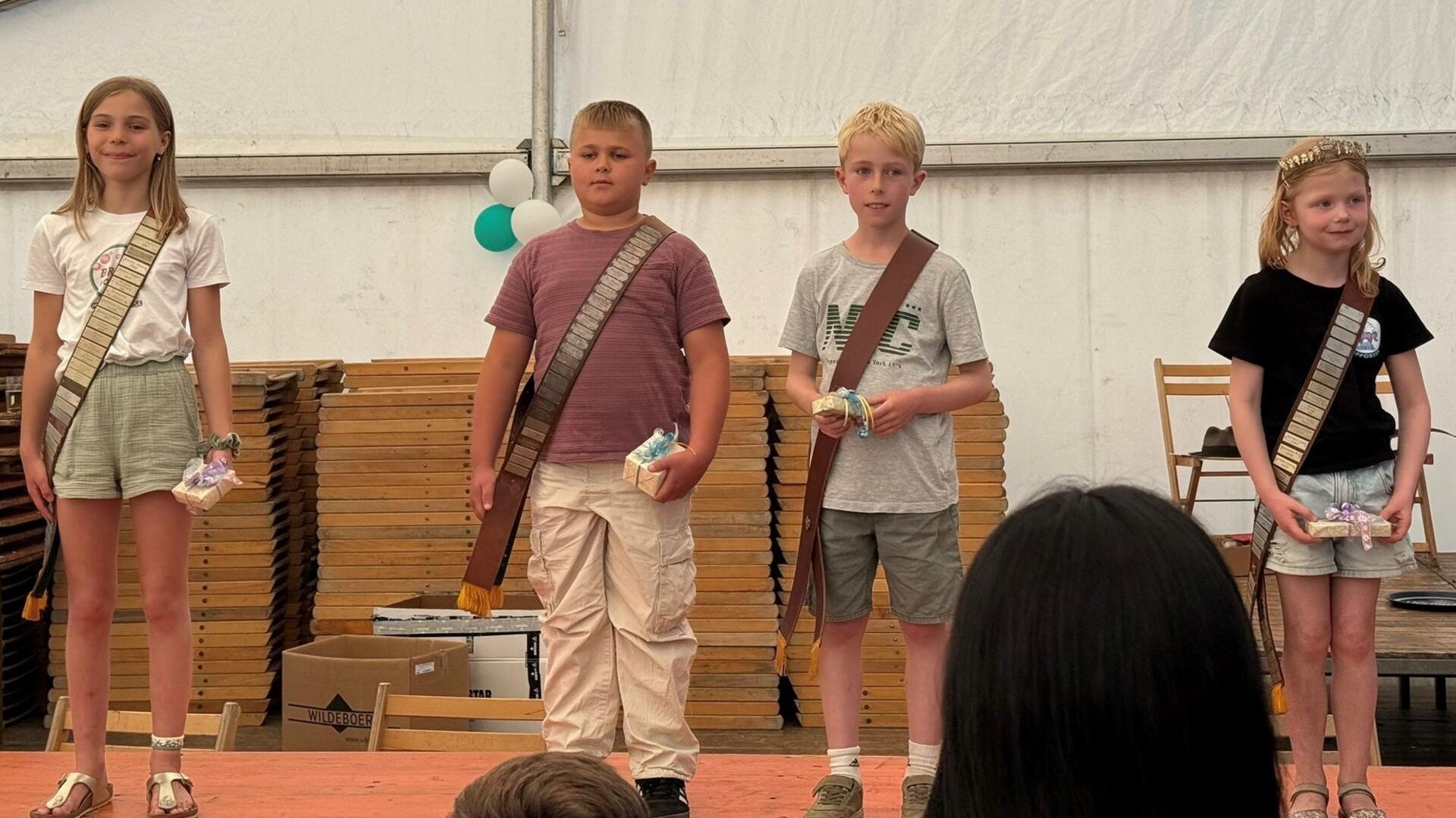 Sieger beim Kinder-Schützenfest in Beverstedt: Vicekönigin Antonia (v.l.), Vicekönig Henry, König Jonah und Königin Greta. 
