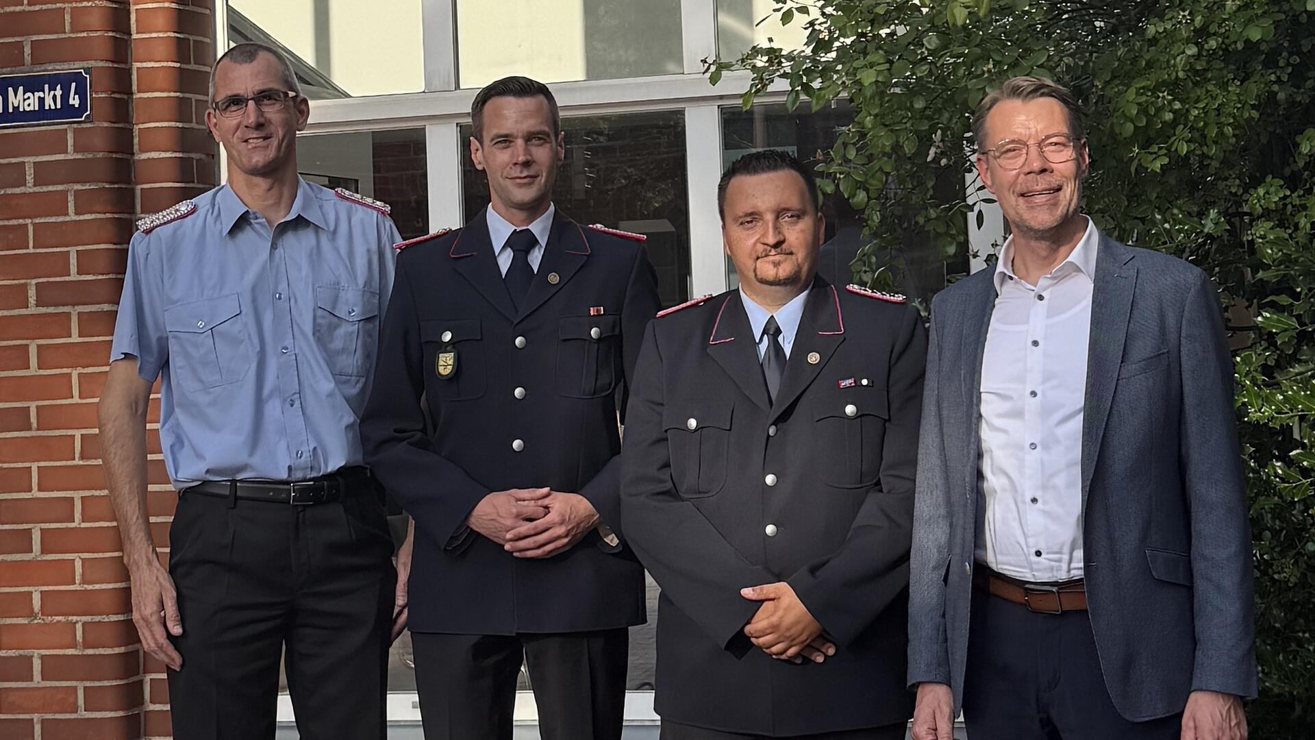 Die beiden neuen Ortsbrandmeister für Wilstedt und Weertzen, Thomas Tralau und Patrick Klose bei ihrer Ernennung mit Bürgermeister Henning Fricke und Gemeindebrandmeister Torben Wilshusen