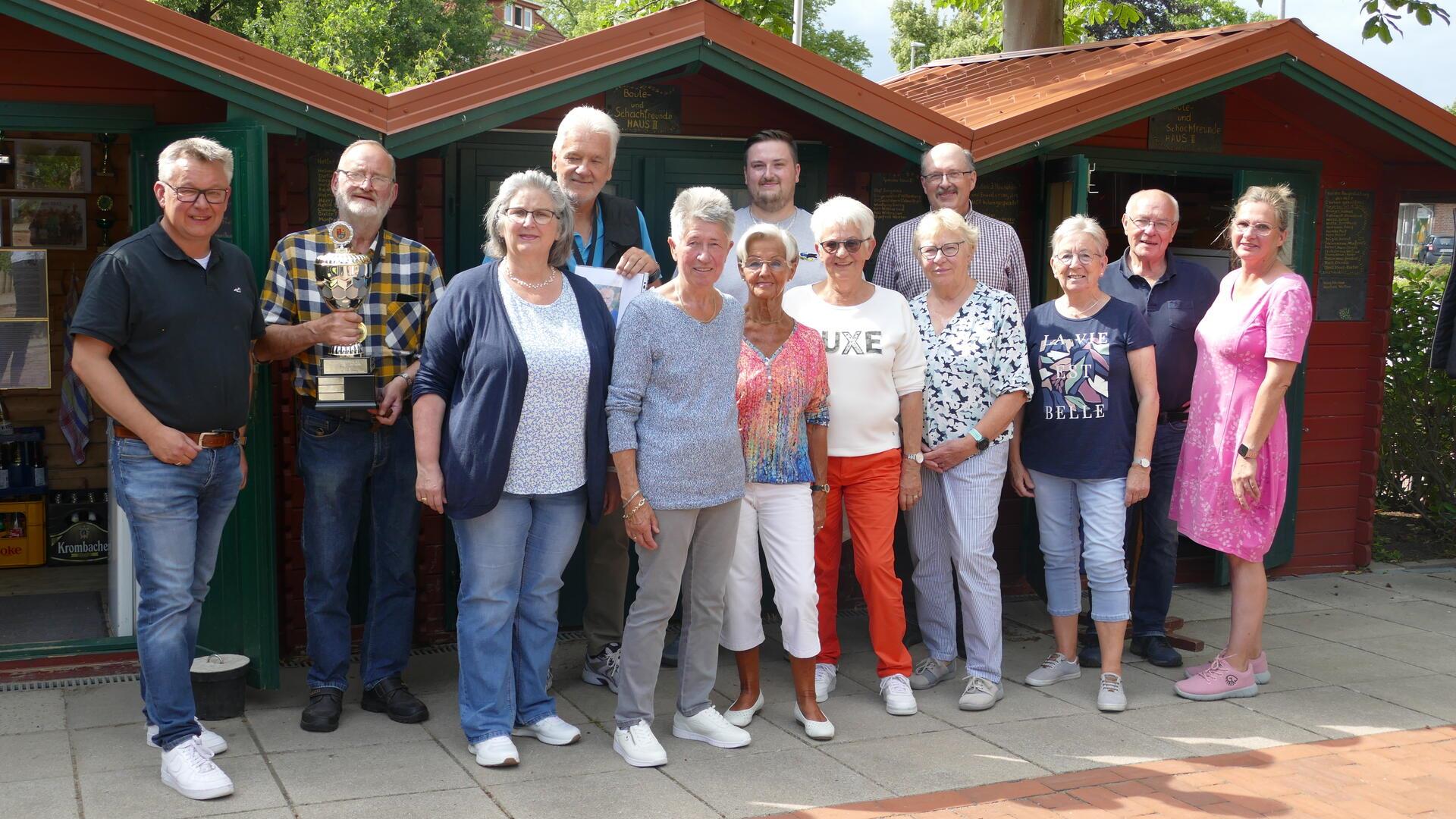 Männer und Frauen haben sich zum Foto aufgestellt