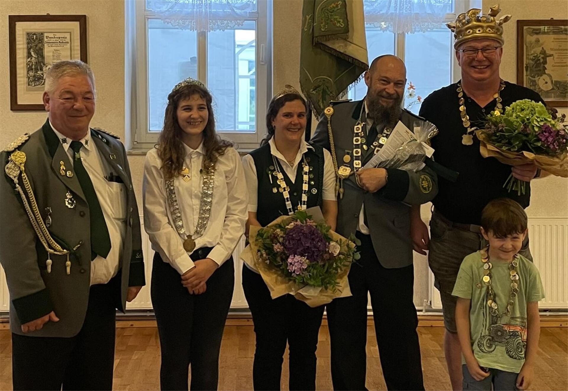 Sechs Personen - das neue Königshaus - haben sich zum Foto aufgestellt