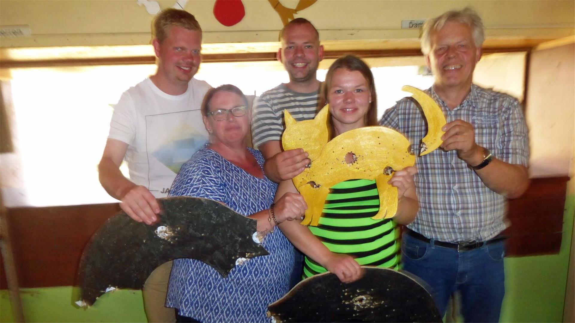 Fünf Personen haben sich zum Foto aufgestellt.